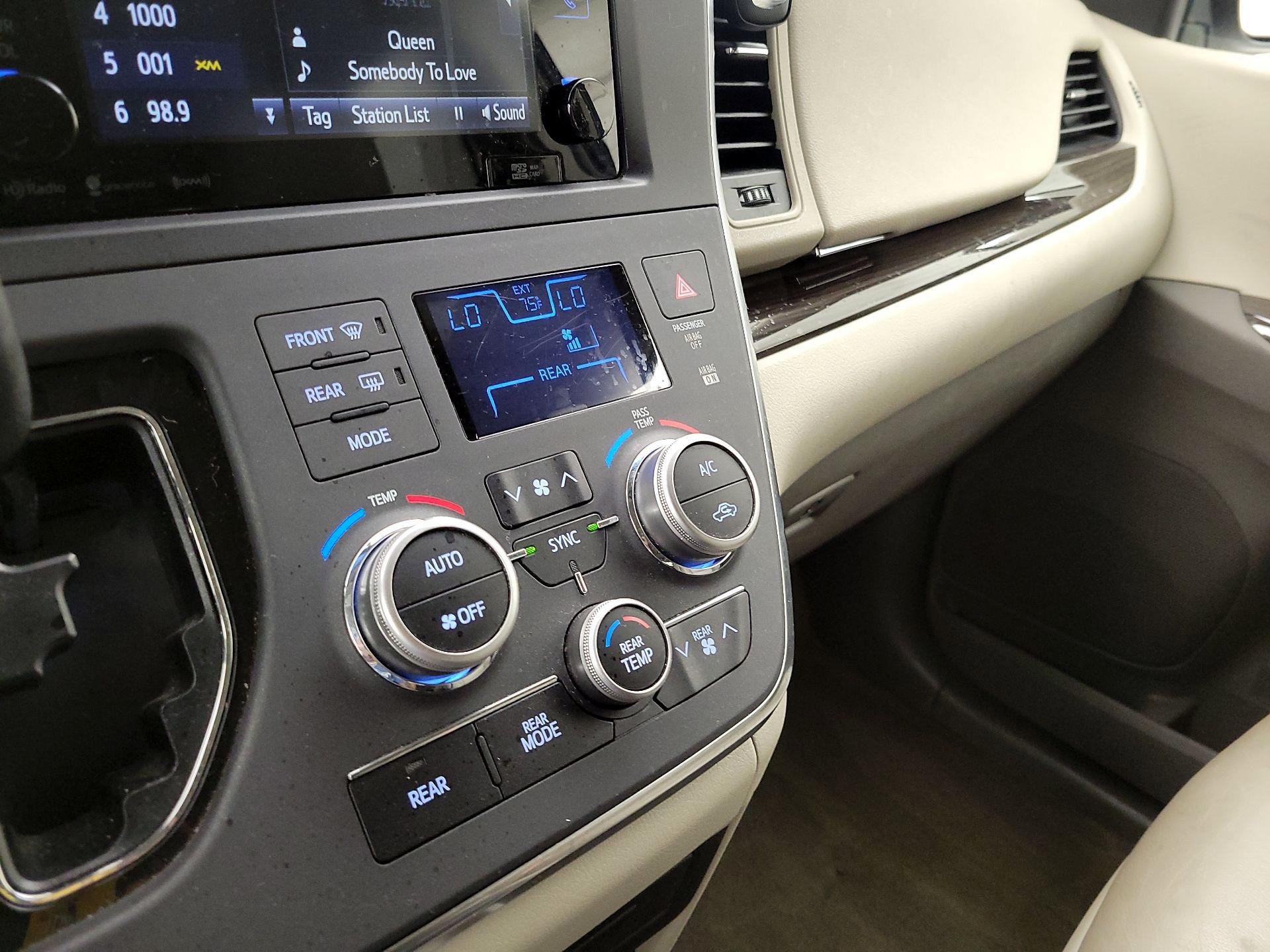 Thumbnail: 2017 Toyota Sienna - 16
