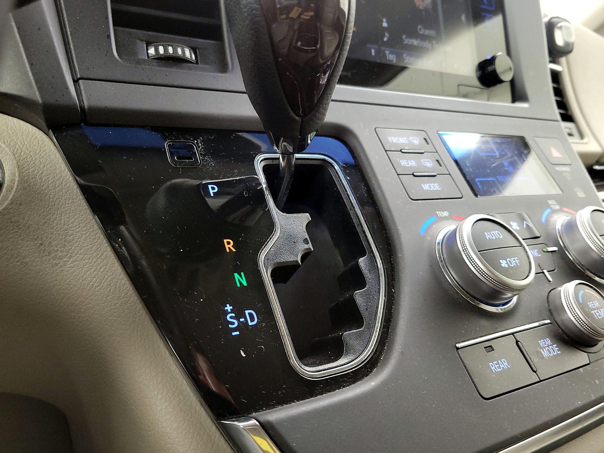 Thumbnail: 2017 Toyota Sienna - 17
