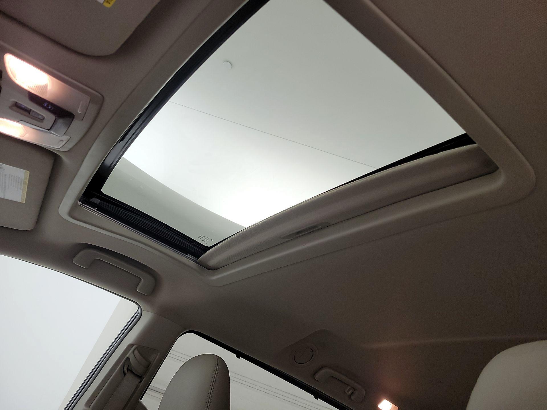 Thumbnail: 2017 Toyota Sienna - 18