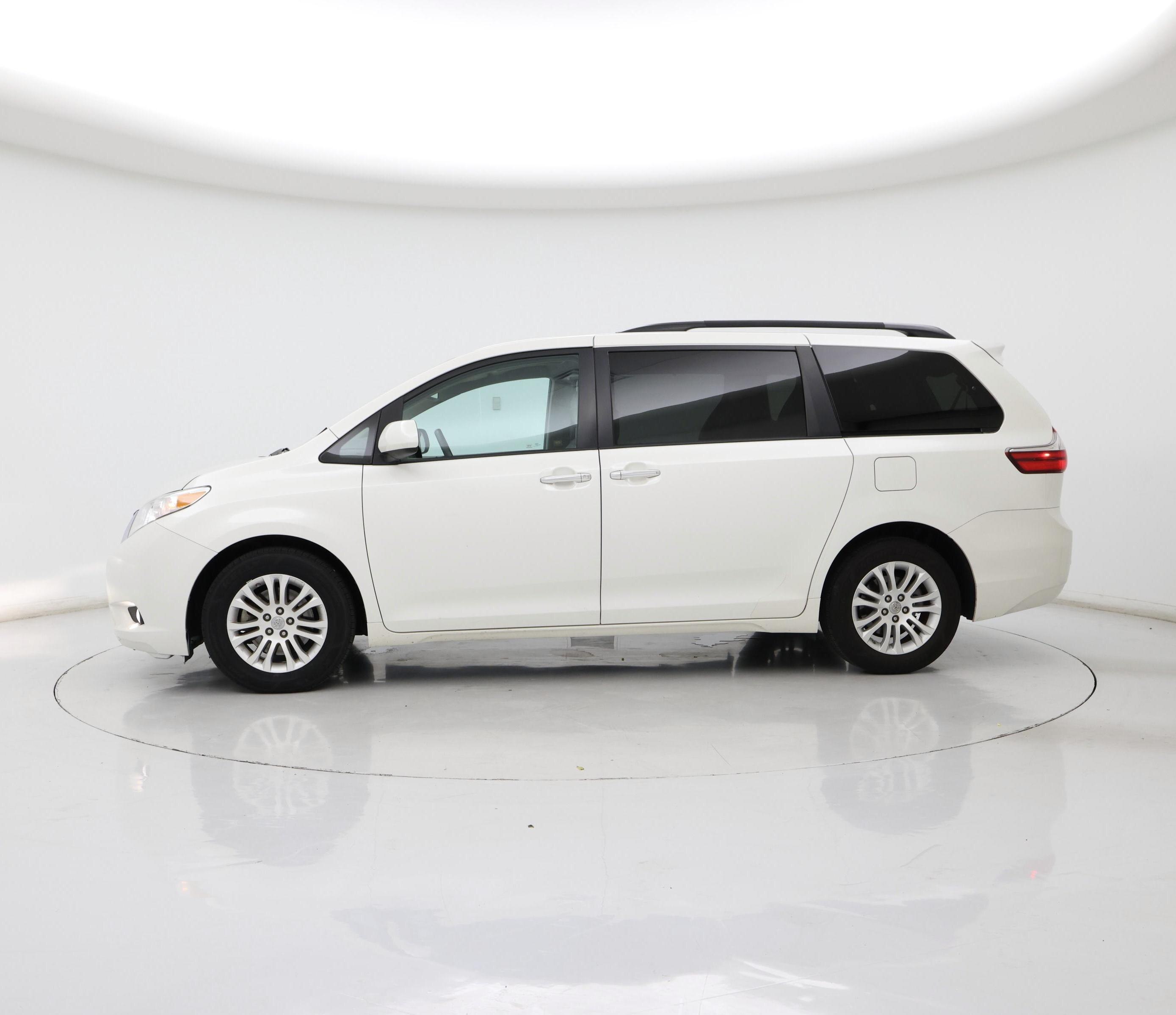 Thumbnail: 2017 Toyota Sienna - 3