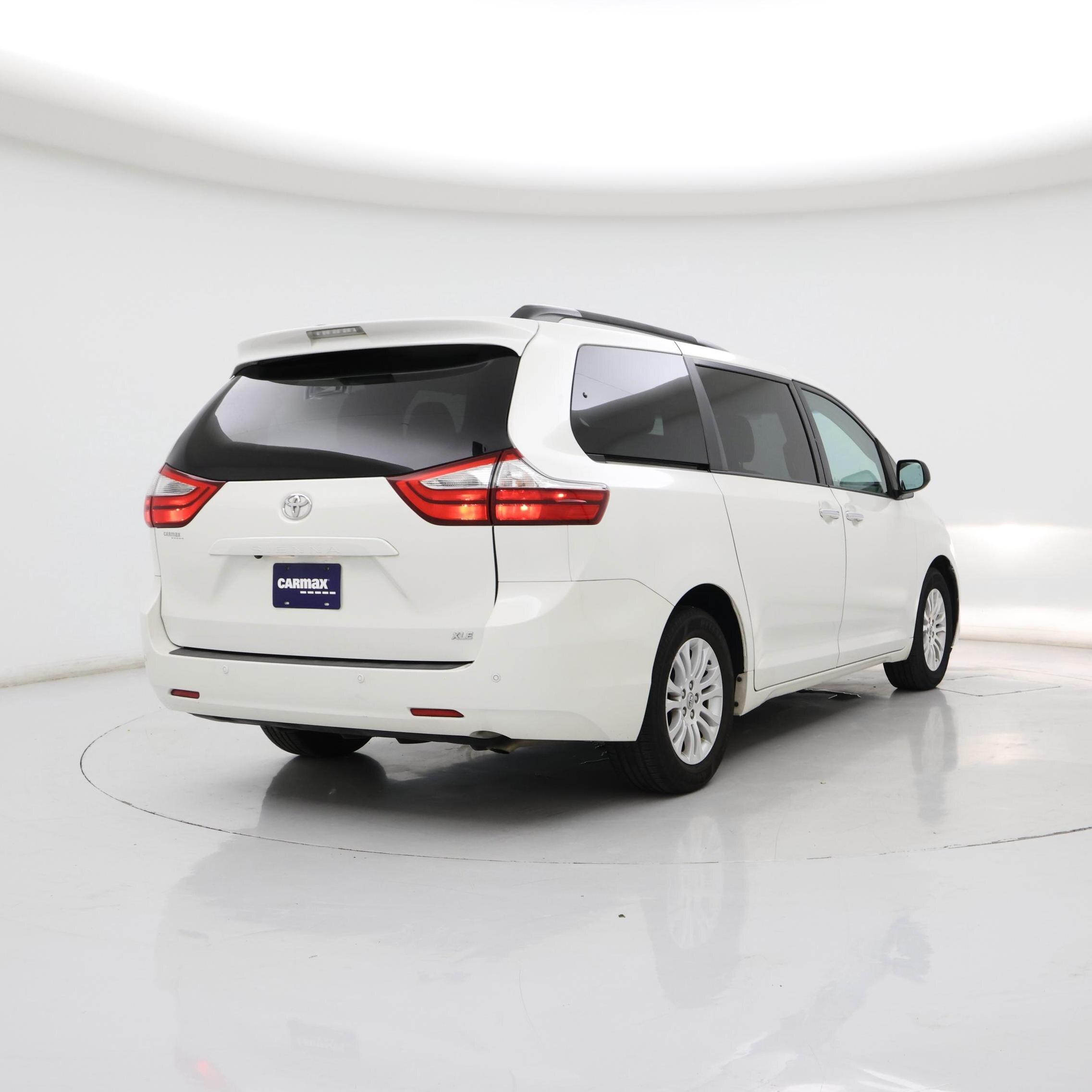 Thumbnail: 2017 Toyota Sienna - 8