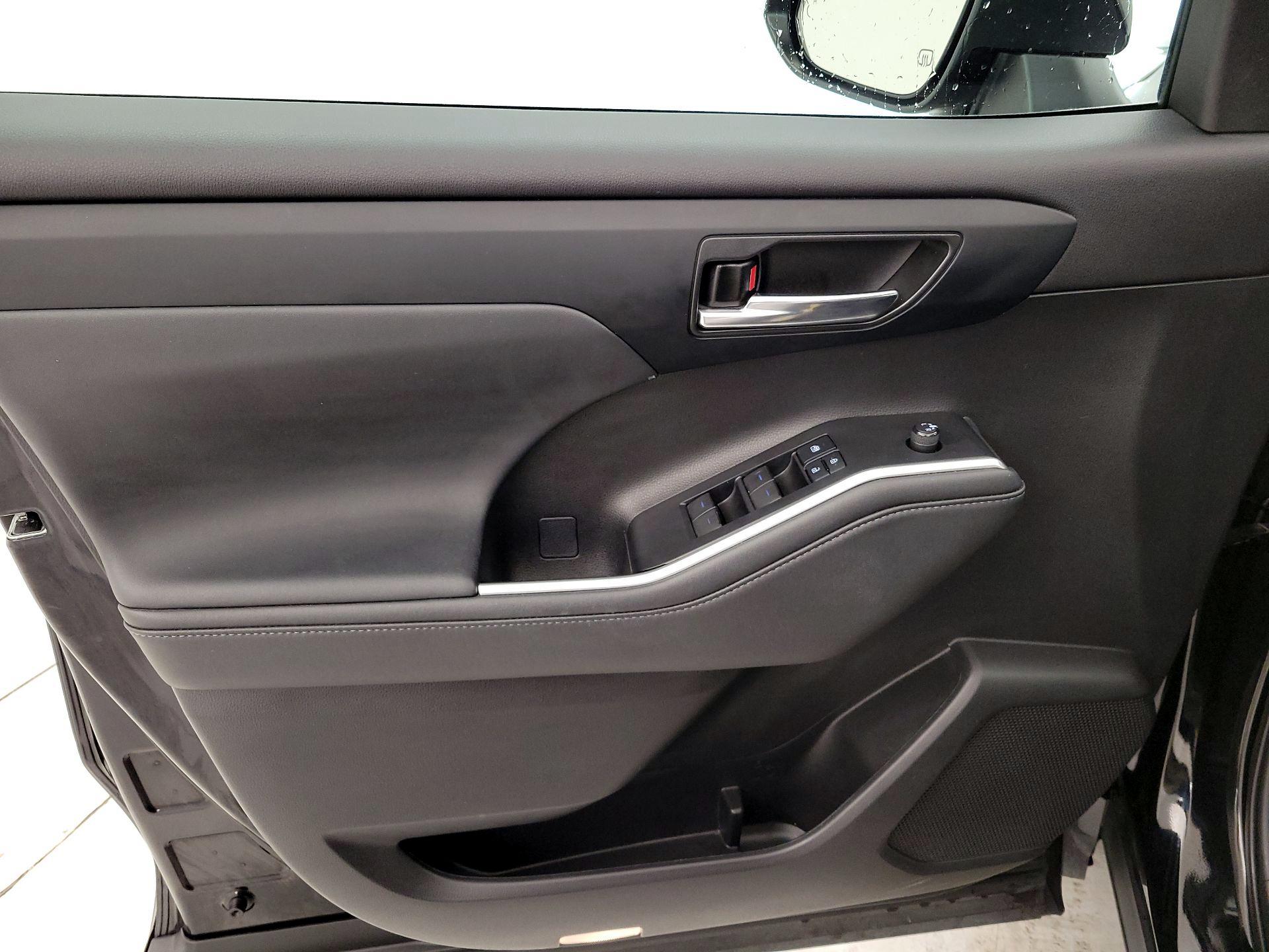 Thumbnail: 2021 Toyota Highlander - 12