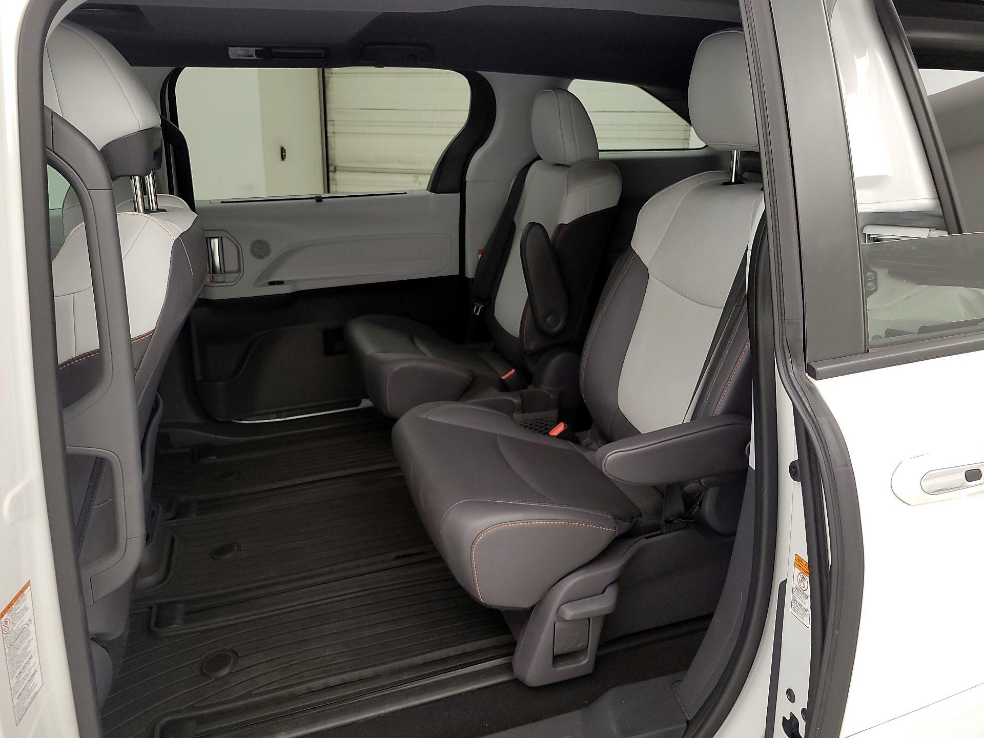 Thumbnail: 2021 Toyota Sienna - 16