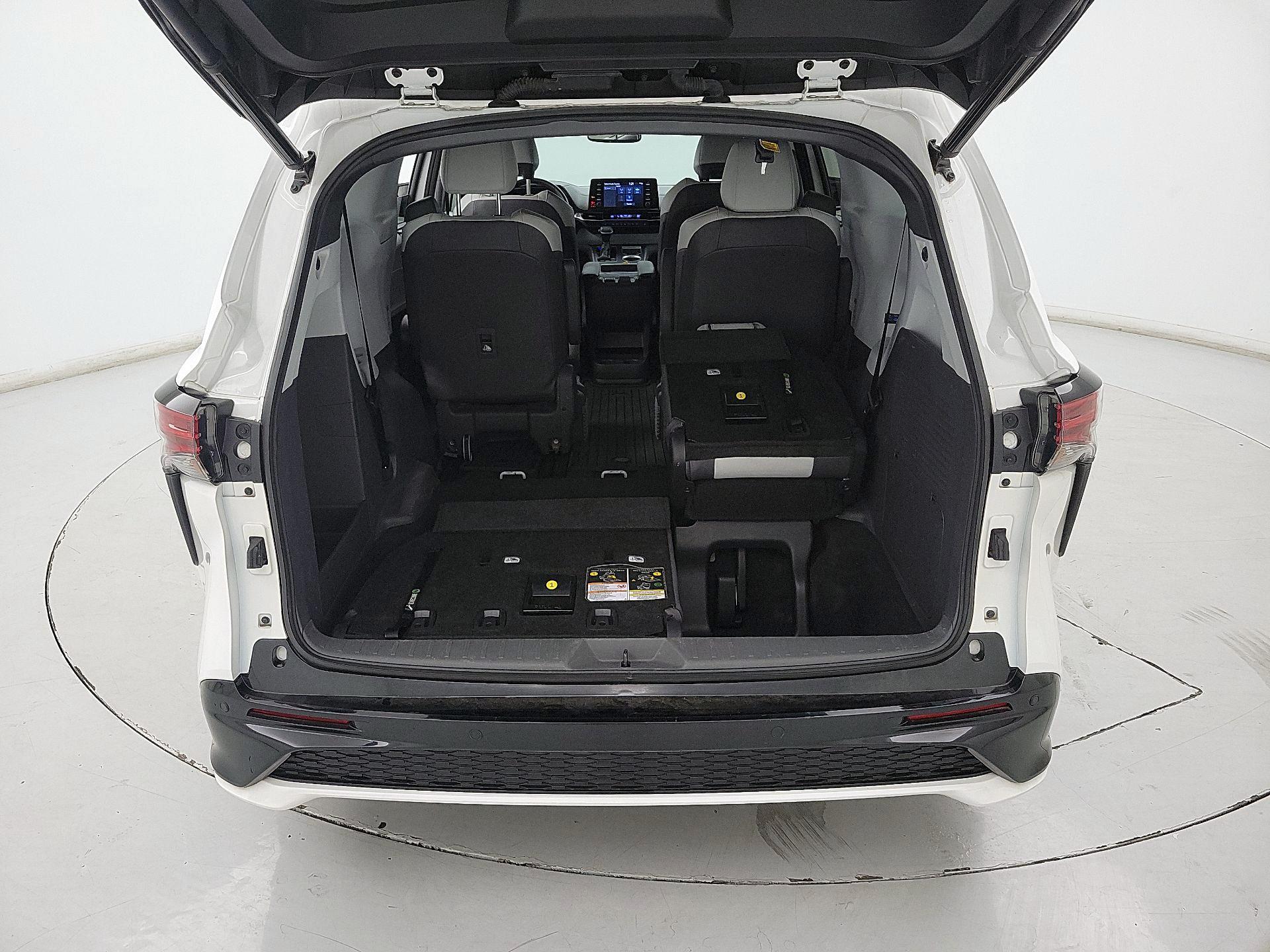 Thumbnail: 2021 Toyota Sienna - 17