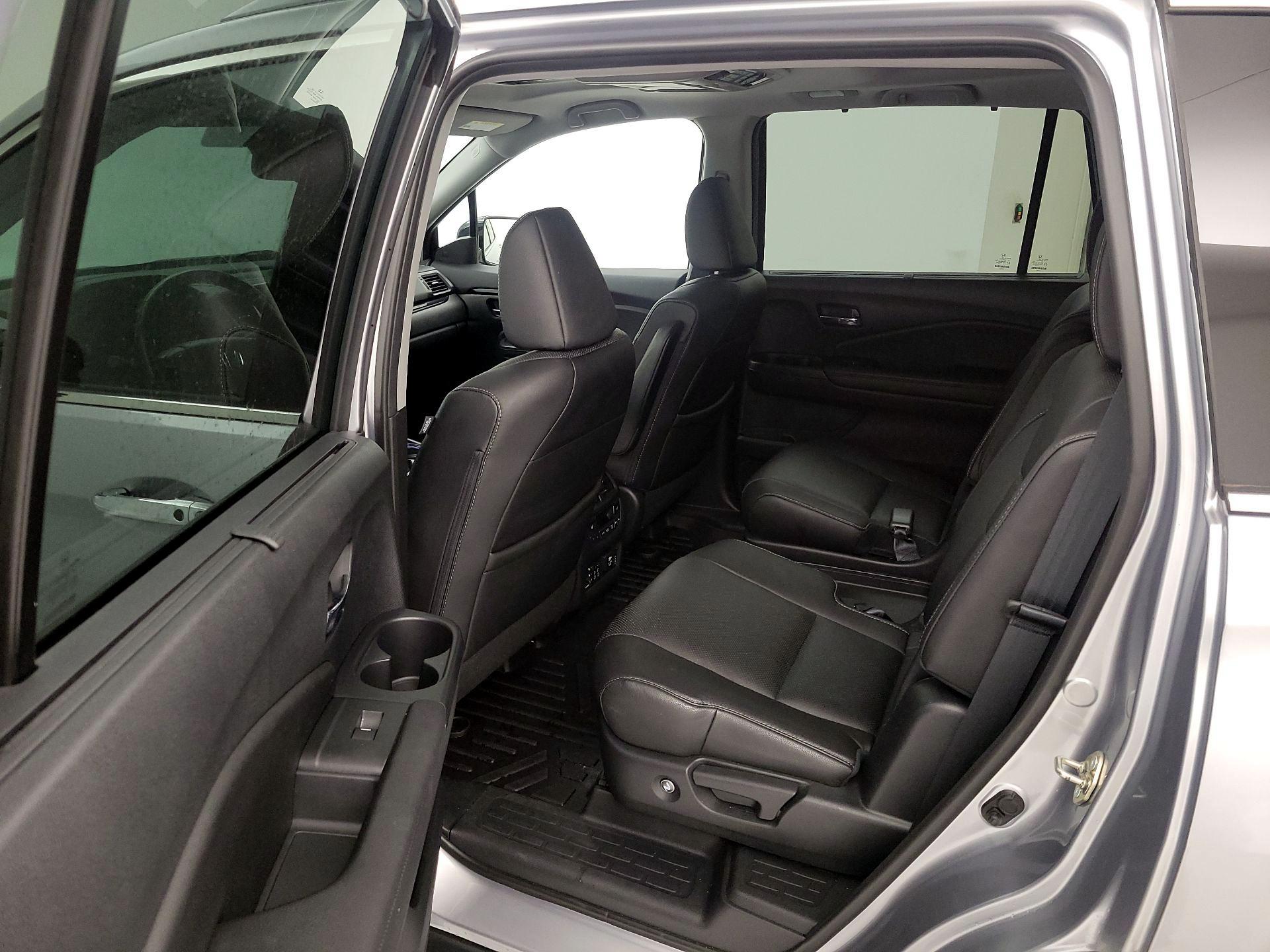 Thumbnail: 2017 Honda Pilot - 17
