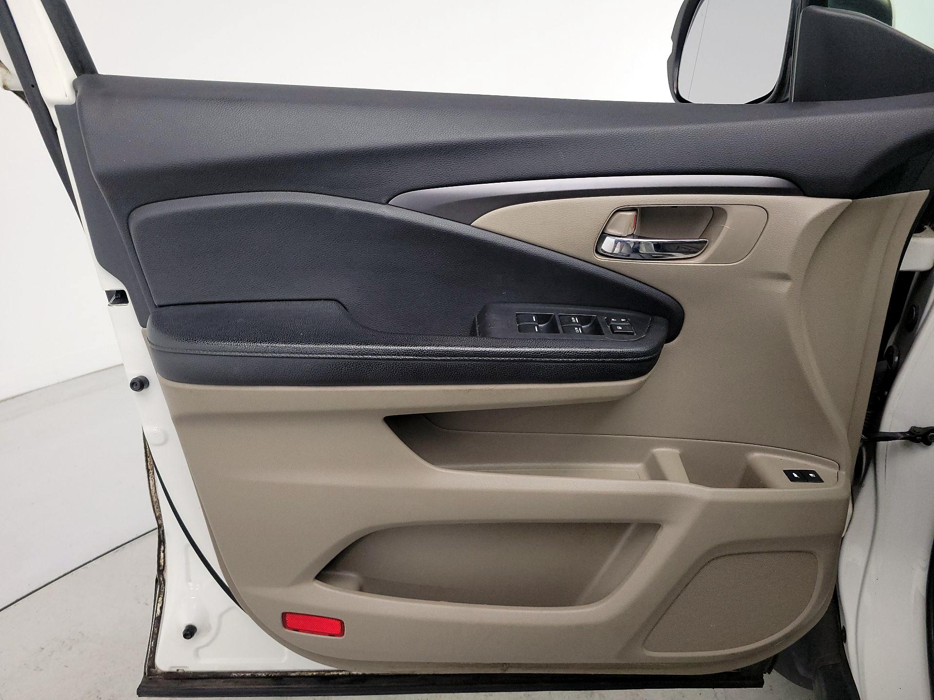Thumbnail: 2016 Honda Pilot - 12