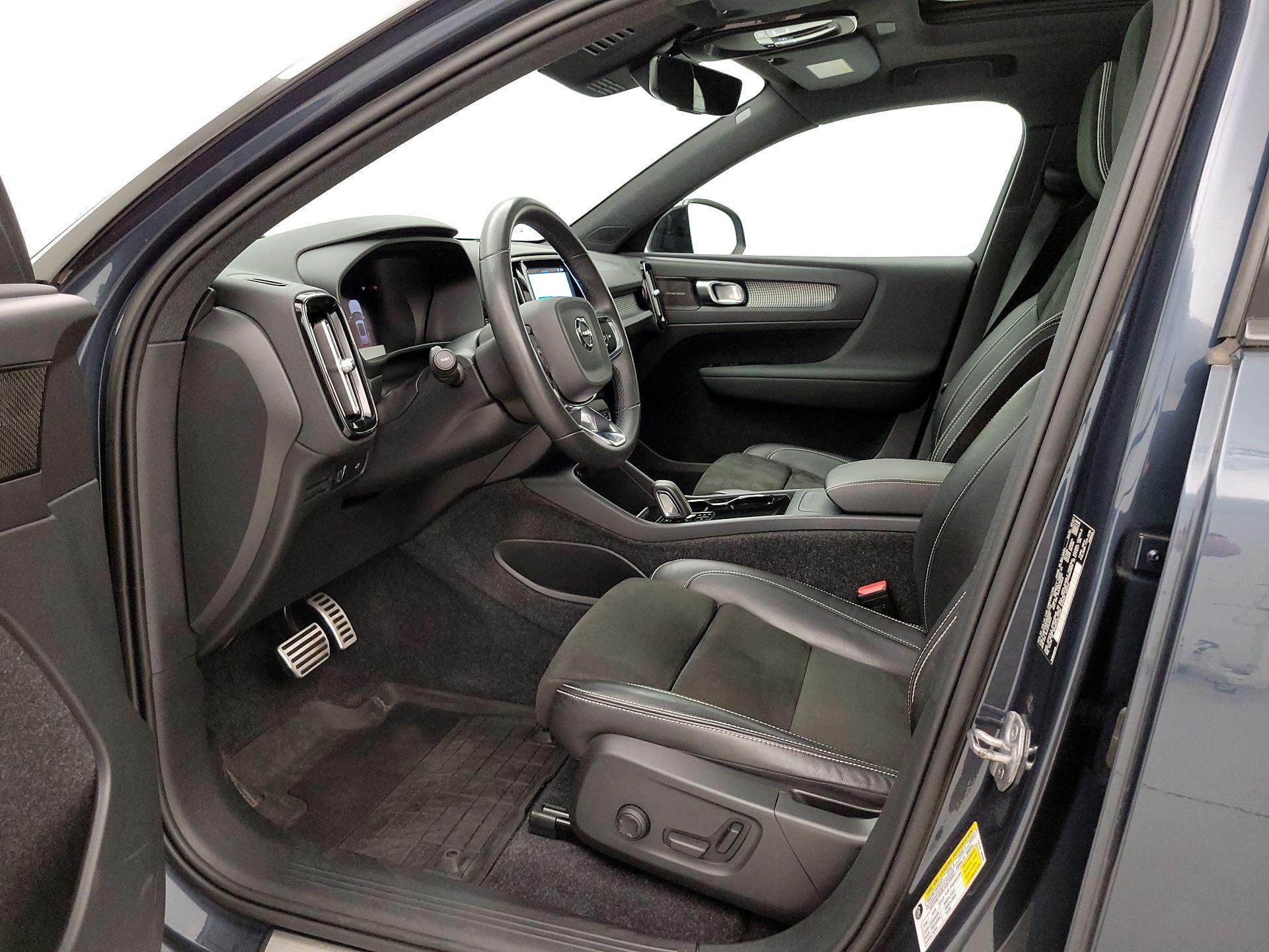 Thumbnail: 2022 Volvo XC40 - 11