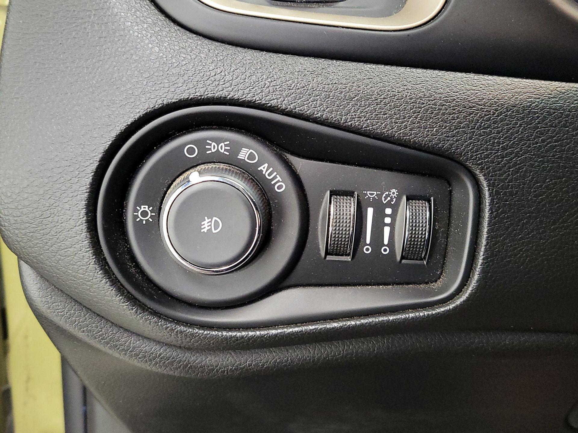 Thumbnail: 2015 Jeep Renegade - 13