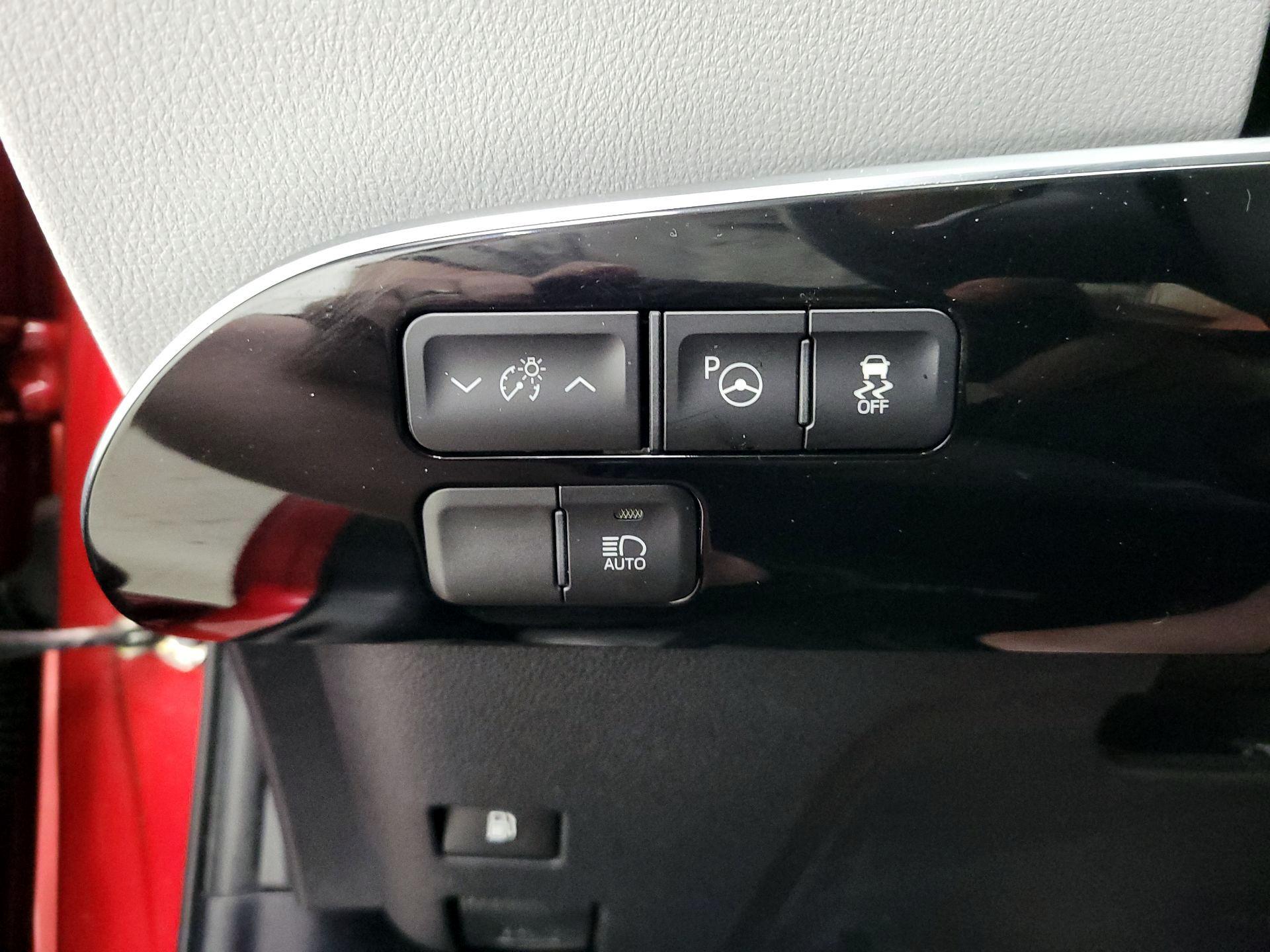 Thumbnail: 2018 Toyota Prius - 13