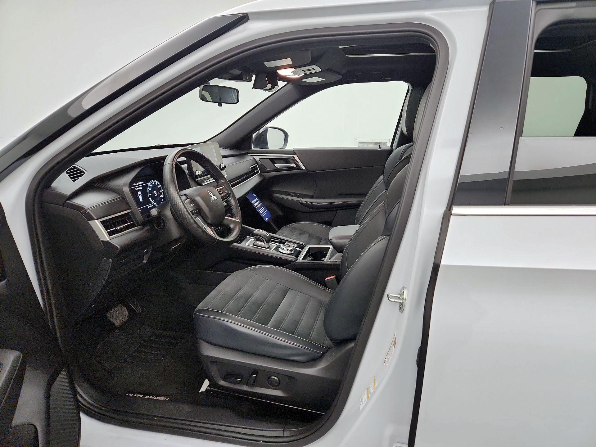 Thumbnail: 2024 Mitsubishi Outlander - 11
