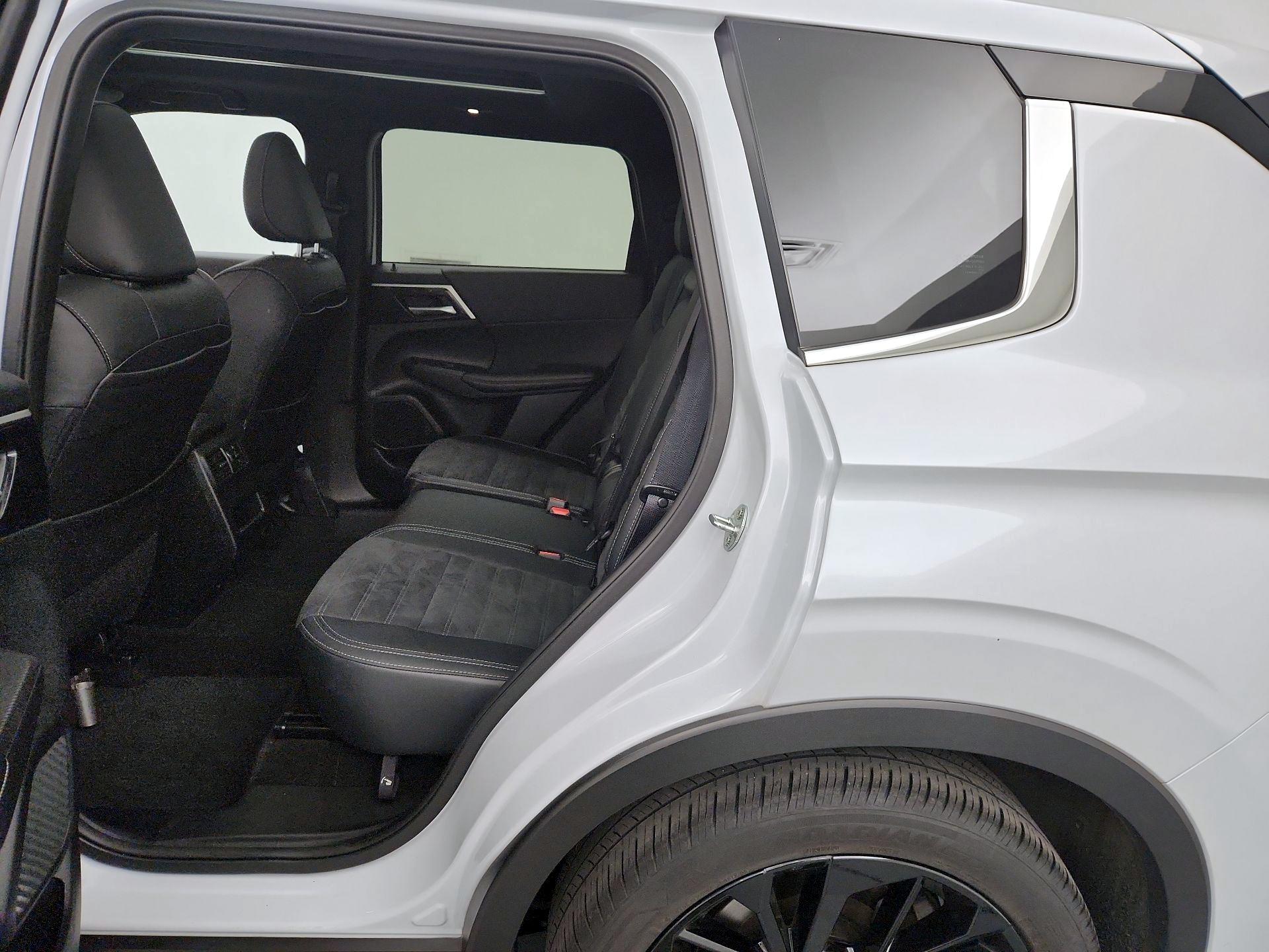 Thumbnail: 2024 Mitsubishi Outlander - 20