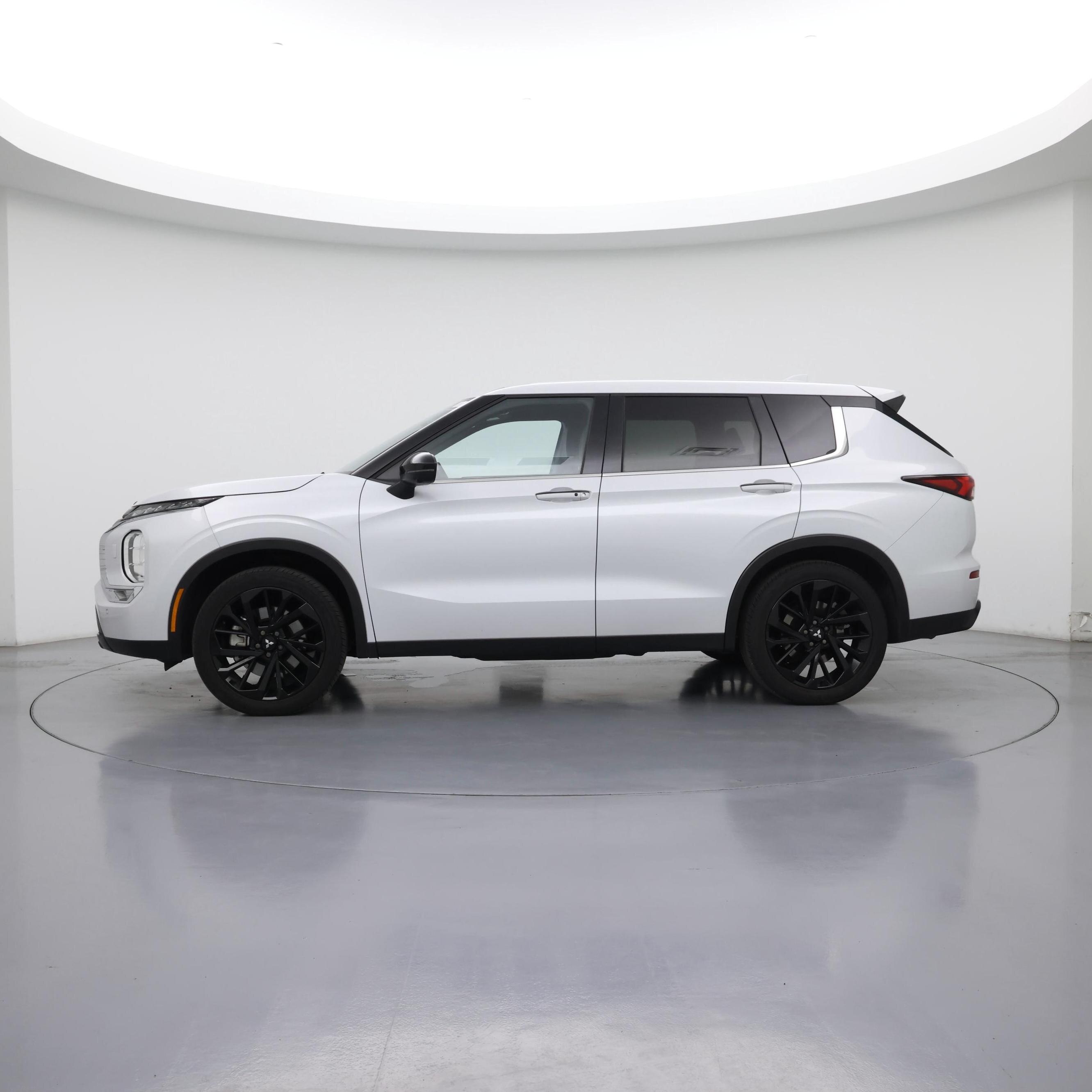 Thumbnail: 2024 Mitsubishi Outlander - 3