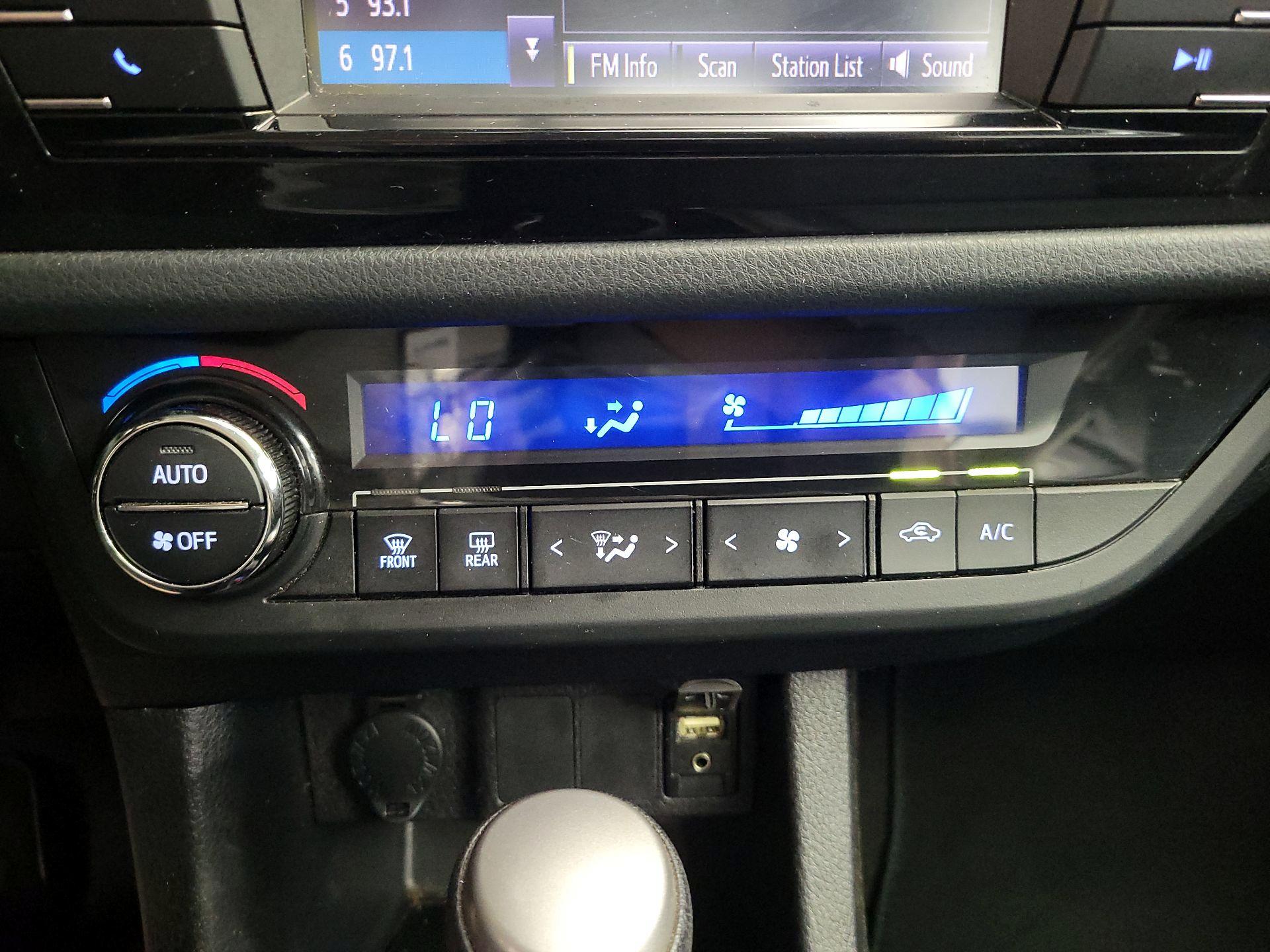 Thumbnail: 2015 Toyota Corolla - 16