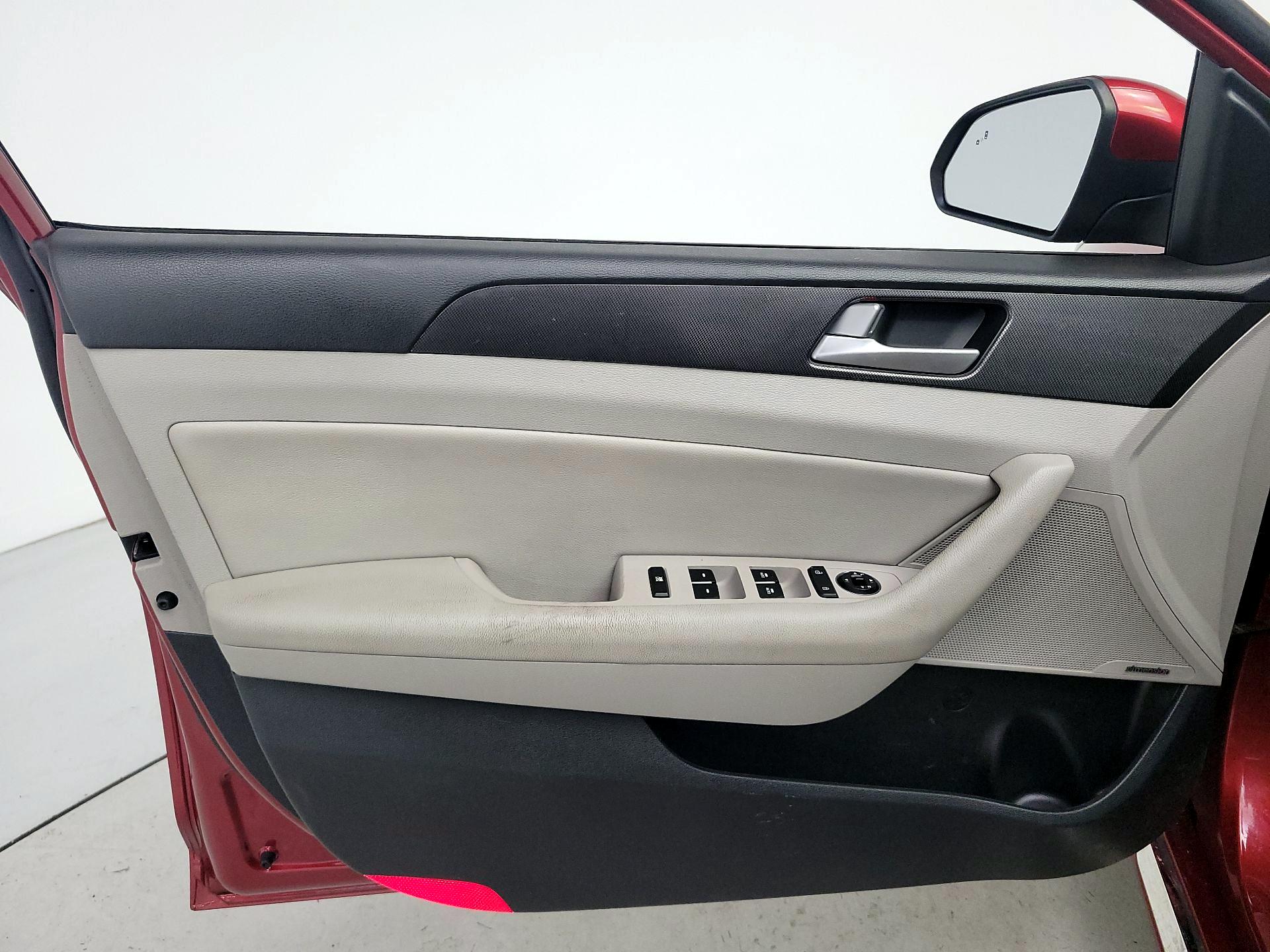Thumbnail: 2016 Hyundai Sonata - 12