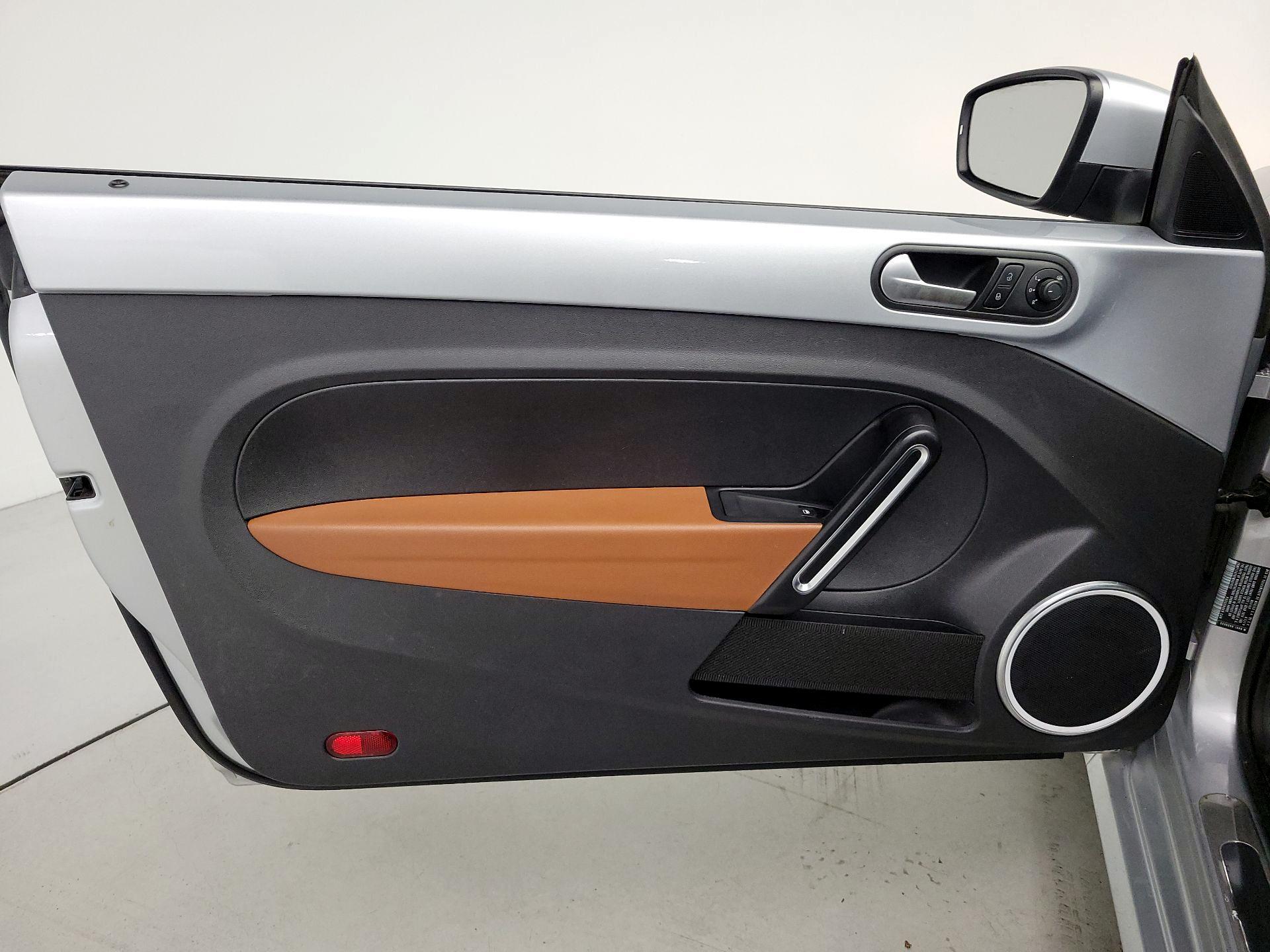 Thumbnail: 2015 Volkswagen Beetle - 12