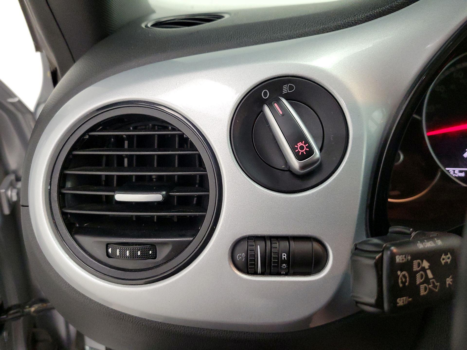 Thumbnail: 2015 Volkswagen Beetle - 13