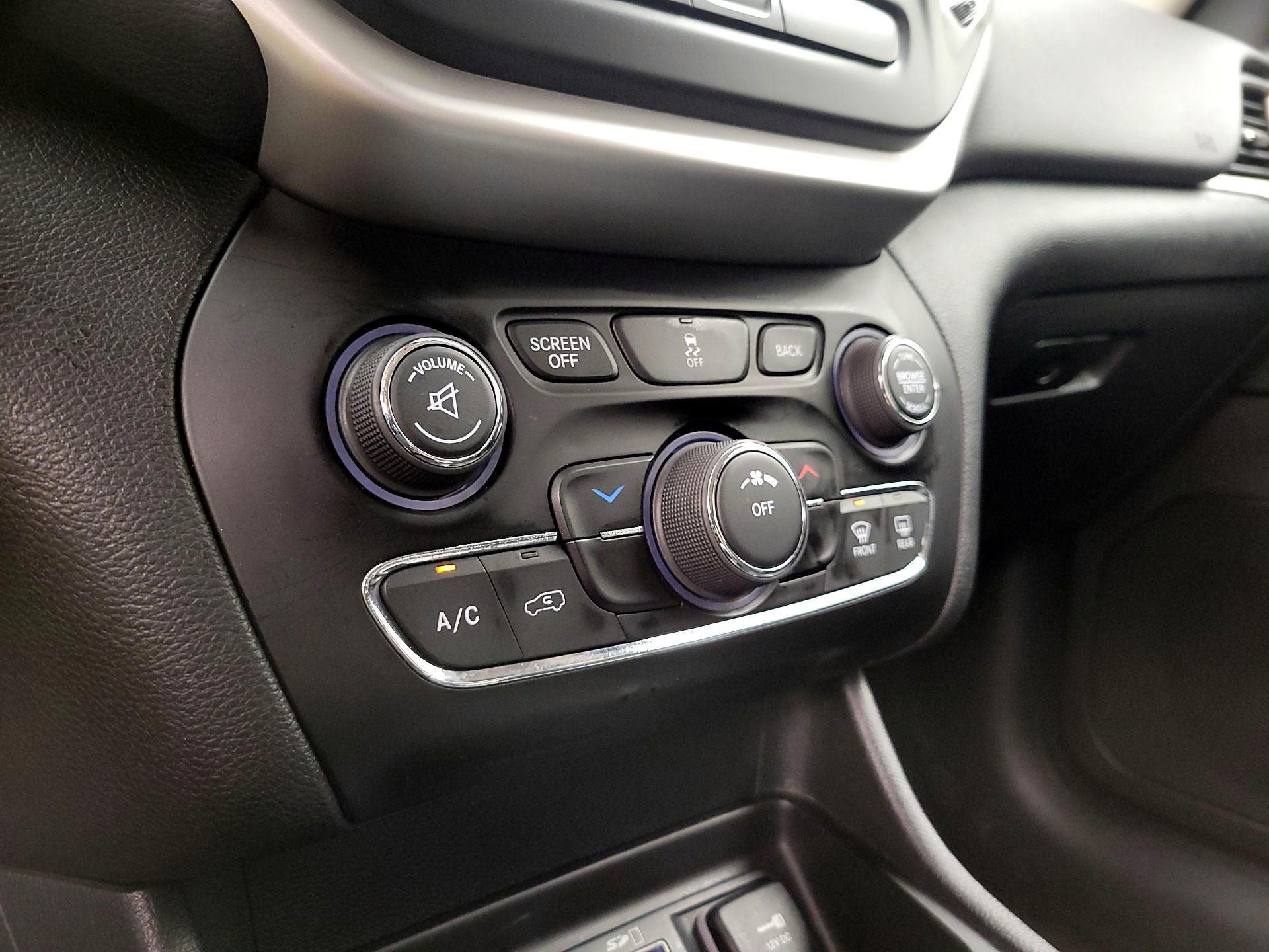 Thumbnail: 2017 Jeep Cherokee - 16