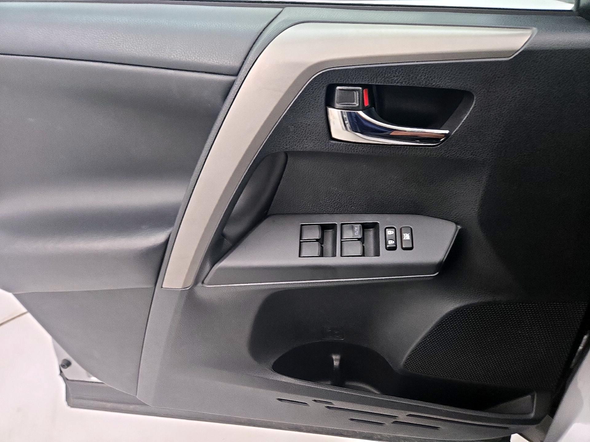 Thumbnail: 2018 Toyota RAV4 - 12