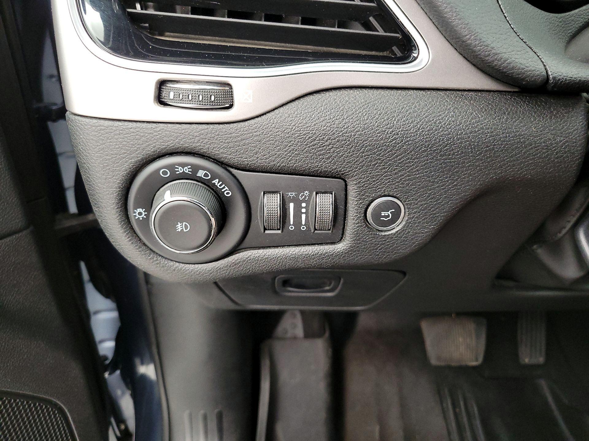 Thumbnail: 2021 Jeep Cherokee - 13