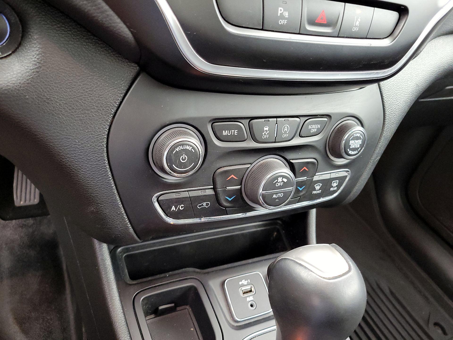 Thumbnail: 2021 Jeep Cherokee - 16