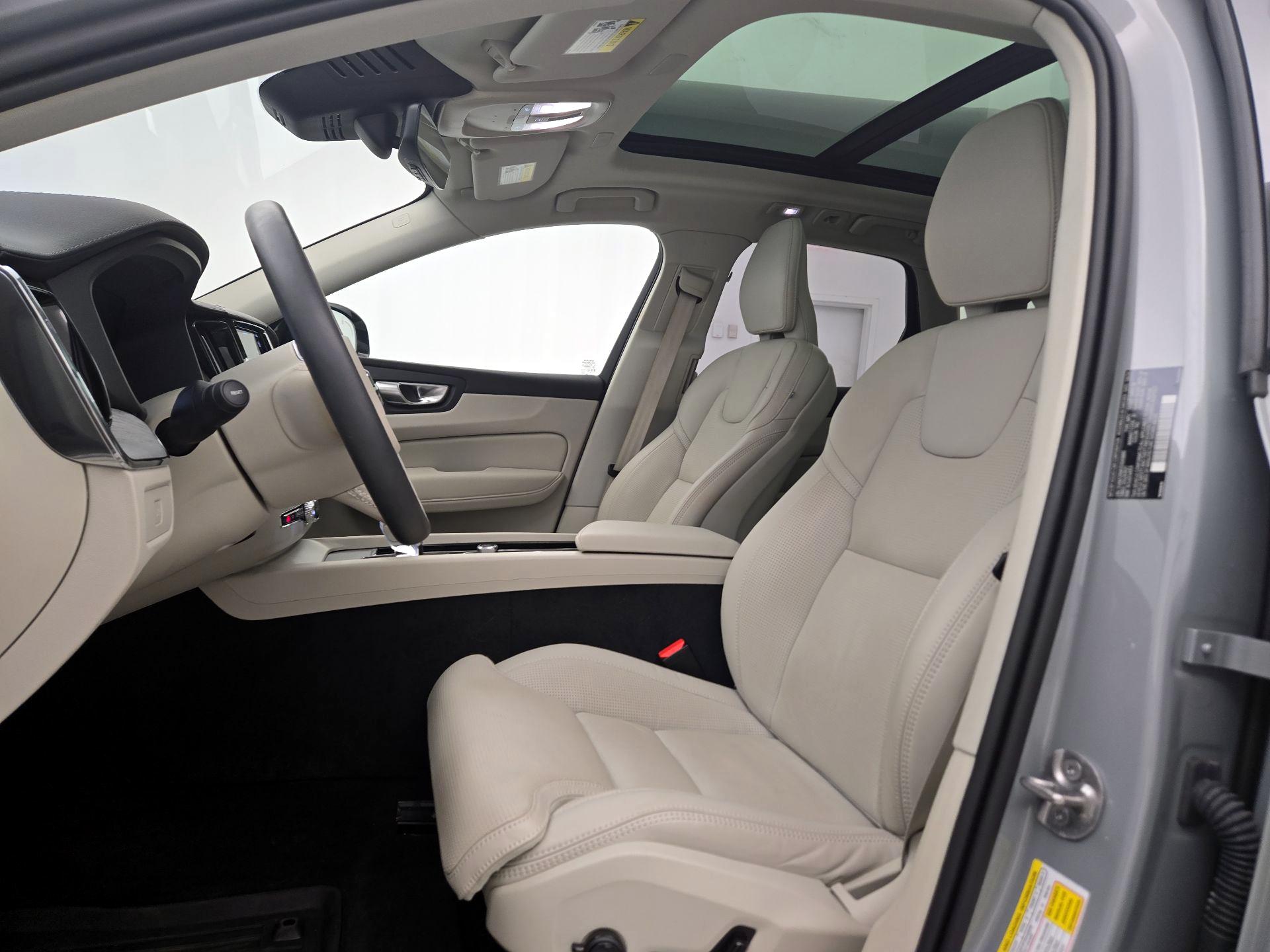 Thumbnail: 2025 Volvo XC60 - 11