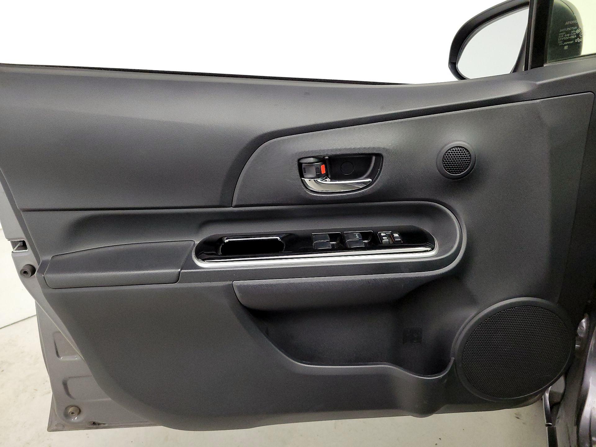 Thumbnail: 2016 Toyota Prius c - 12