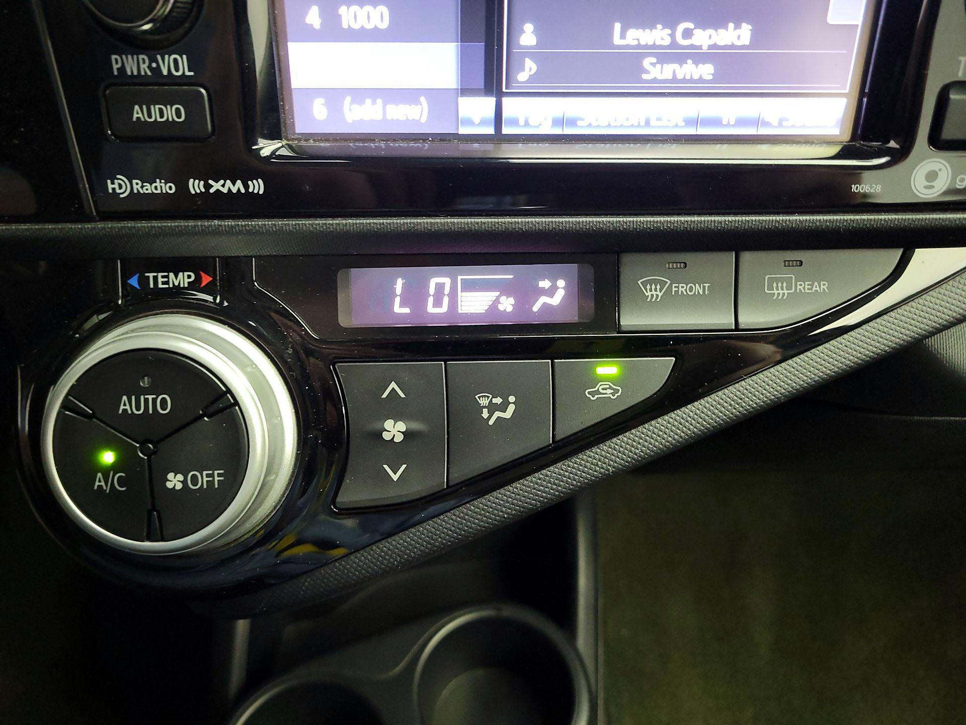 Thumbnail: 2016 Toyota Prius c - 17