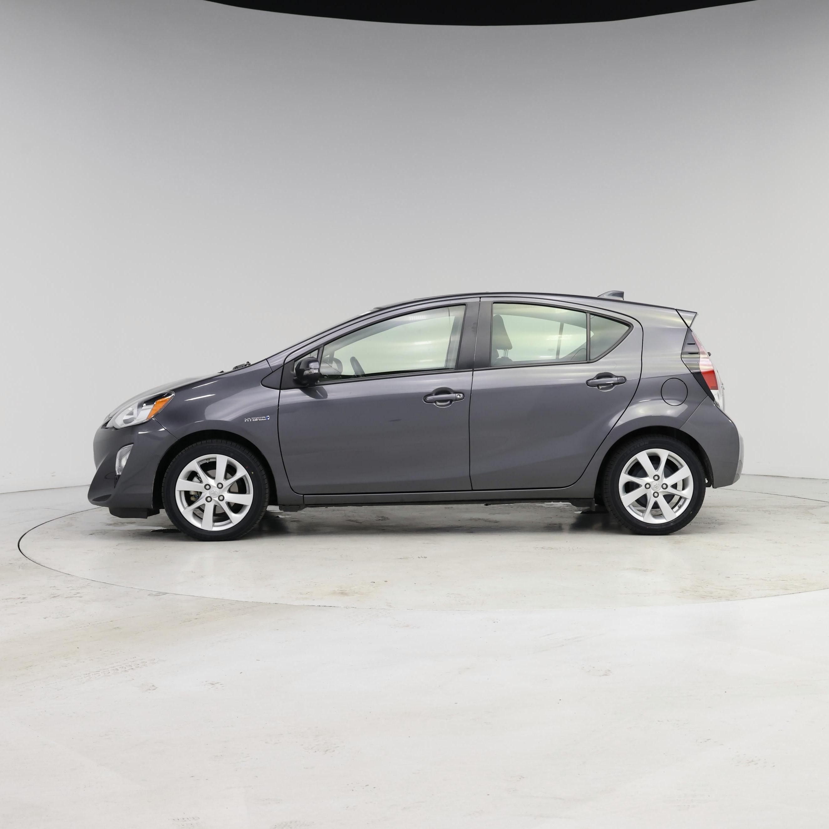 Thumbnail: 2016 Toyota Prius c - 3