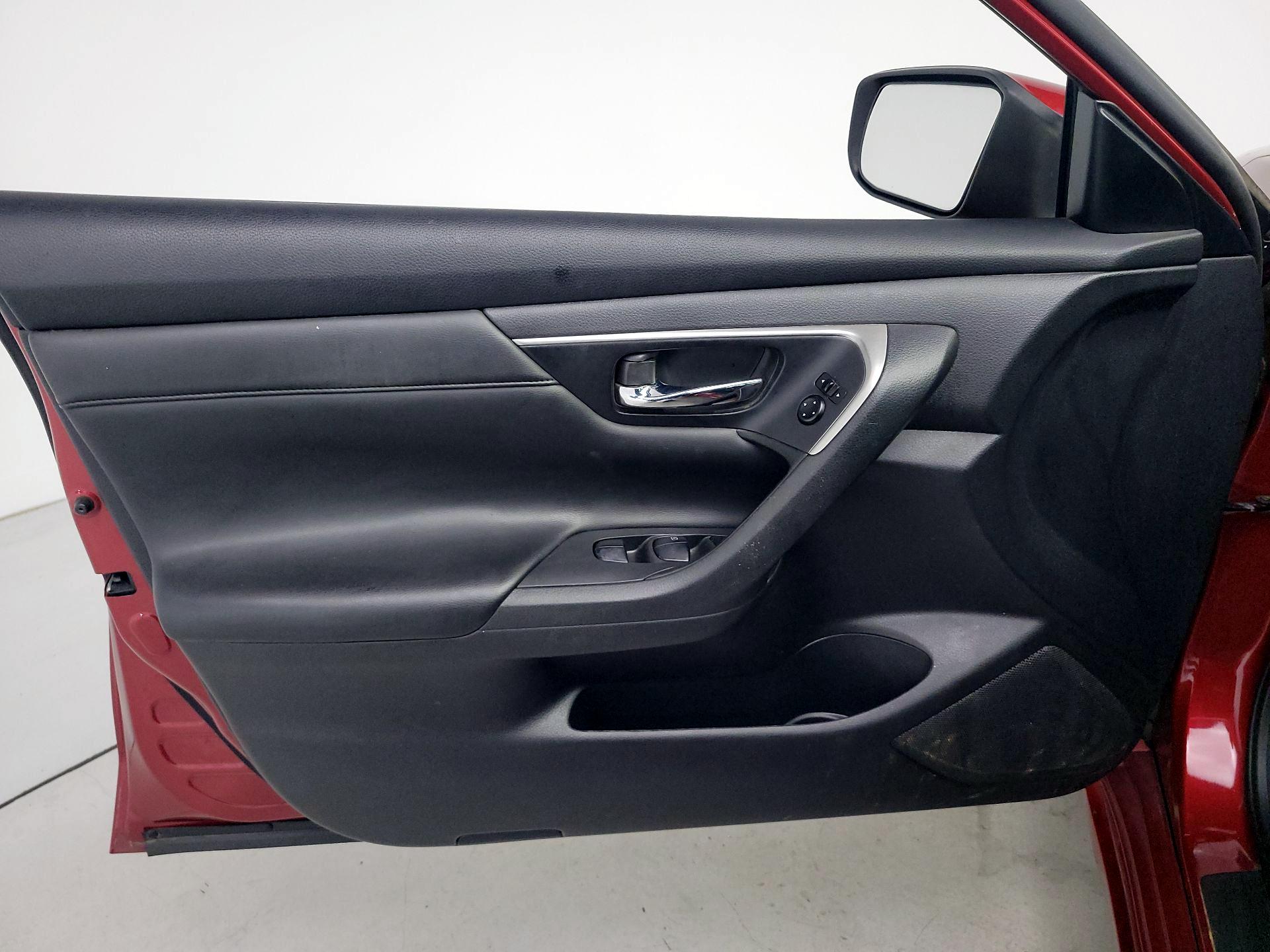 Thumbnail: 2015 Nissan Altima - 12