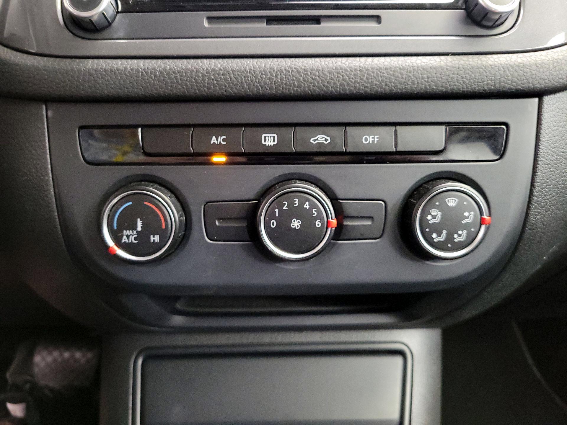 Thumbnail: 2015 Volkswagen Tiguan - 16