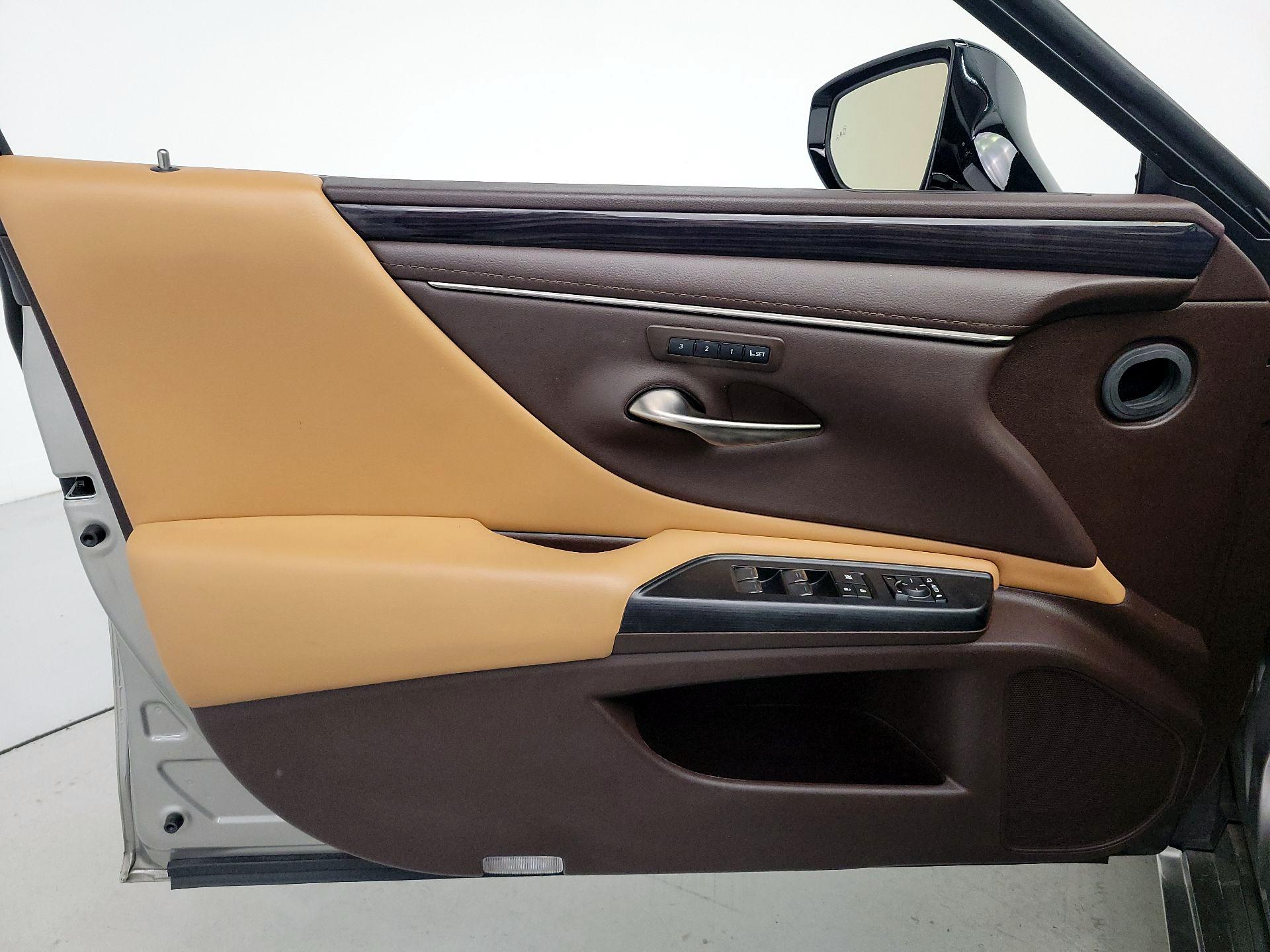 Thumbnail: 2021 Lexus ES - 12