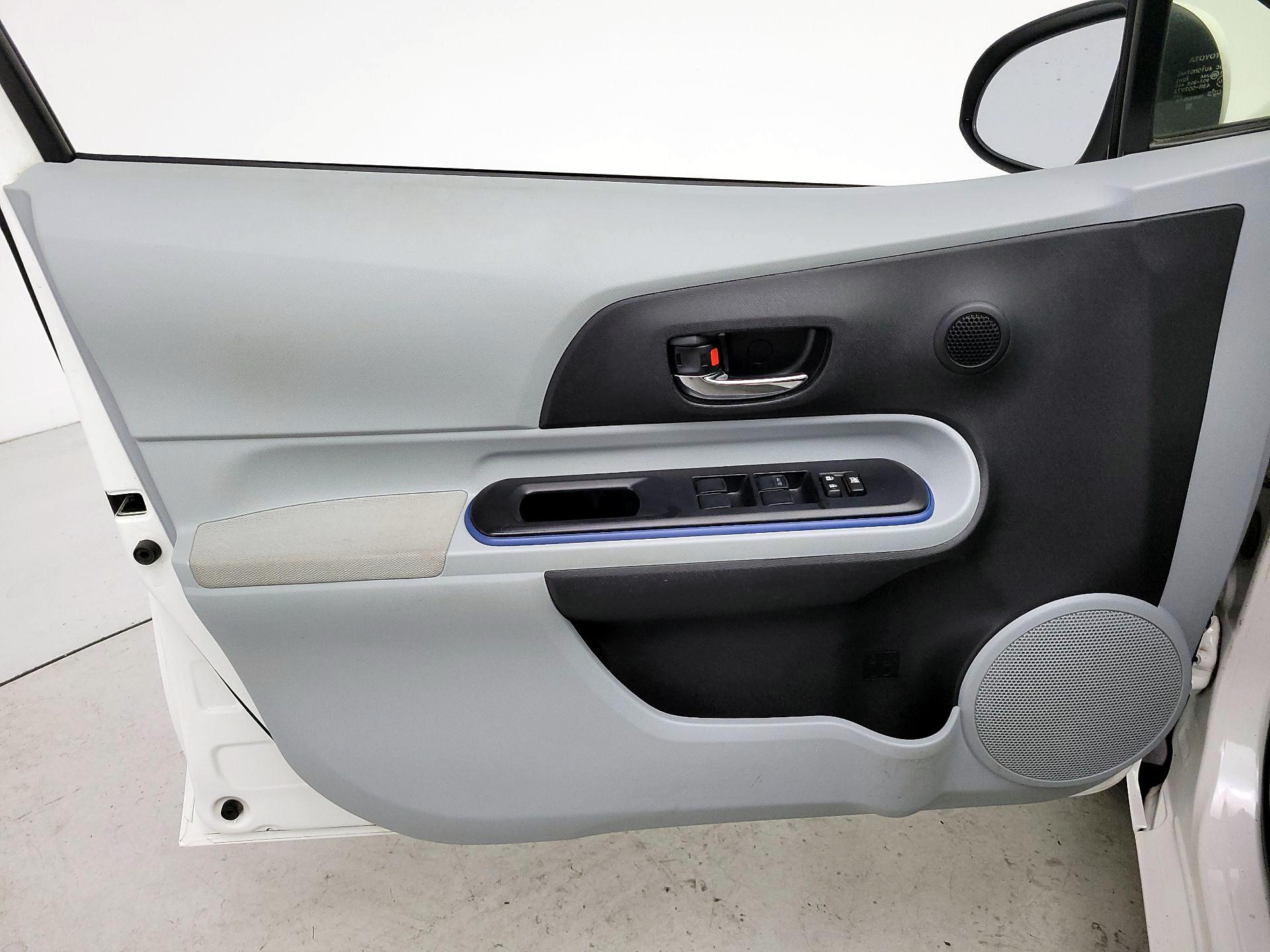 Thumbnail: 2013 Toyota Prius c - 12