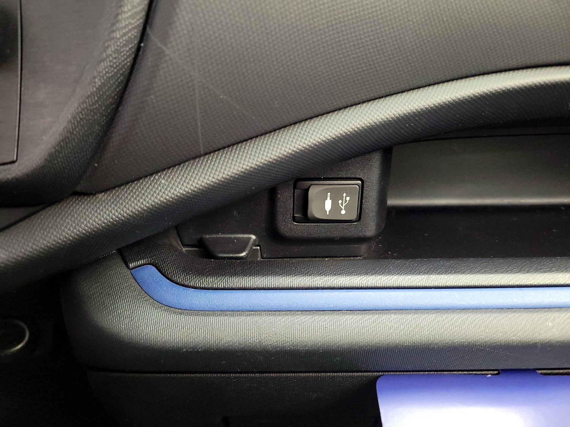 Thumbnail: 2013 Toyota Prius c - 17