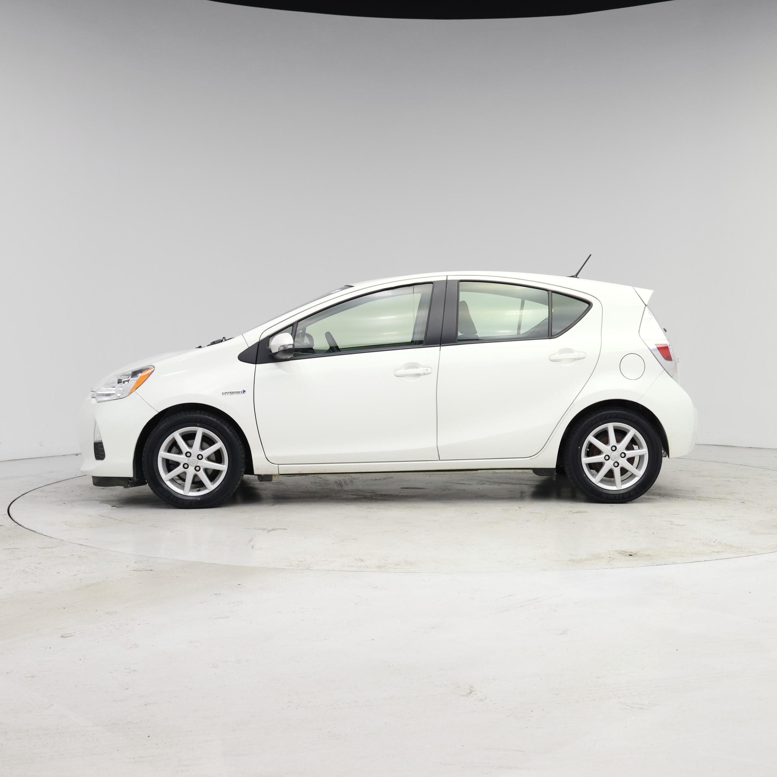 Thumbnail: 2013 Toyota Prius c - 3