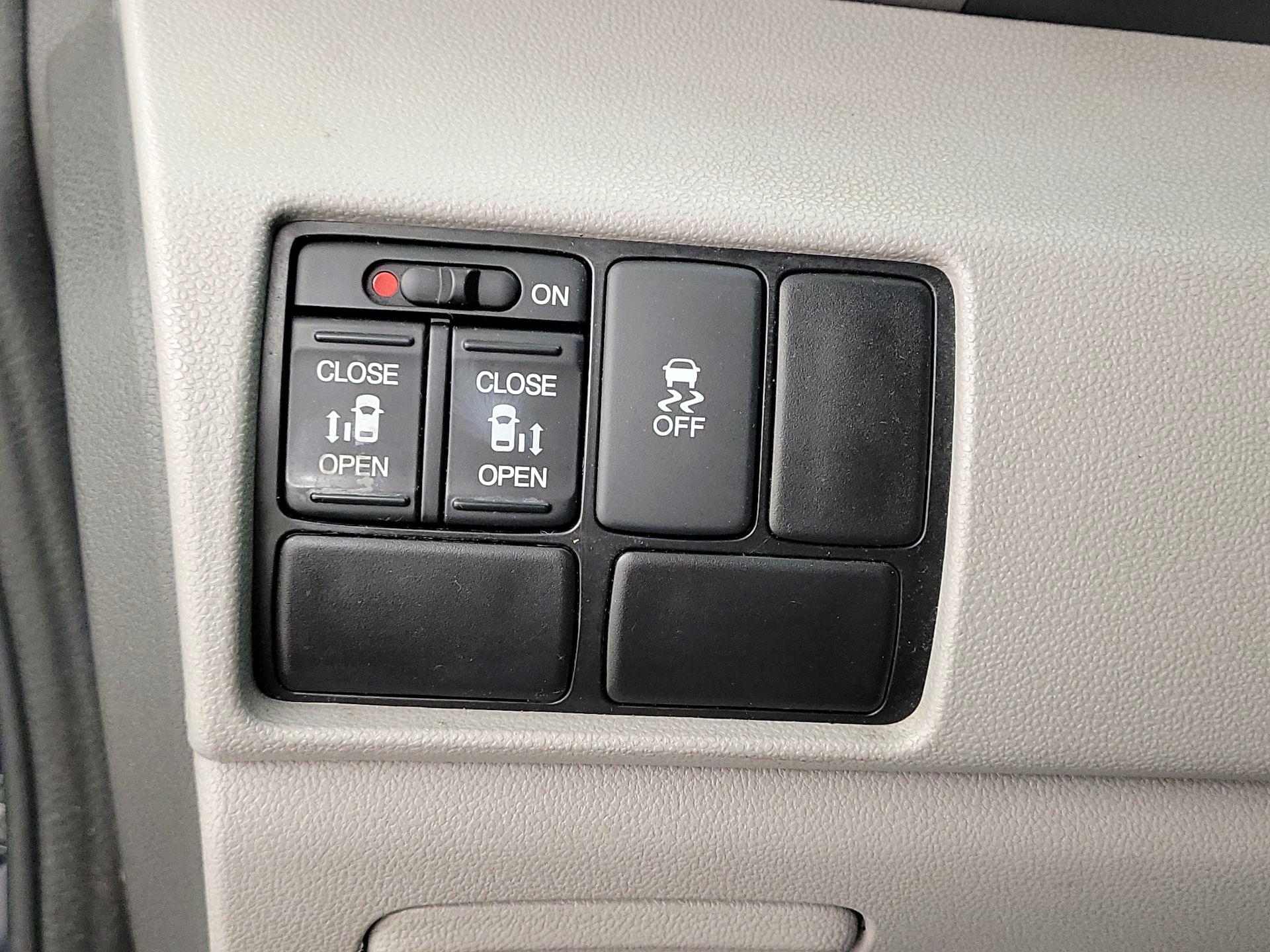 Thumbnail: 2015 Honda Odyssey - 13
