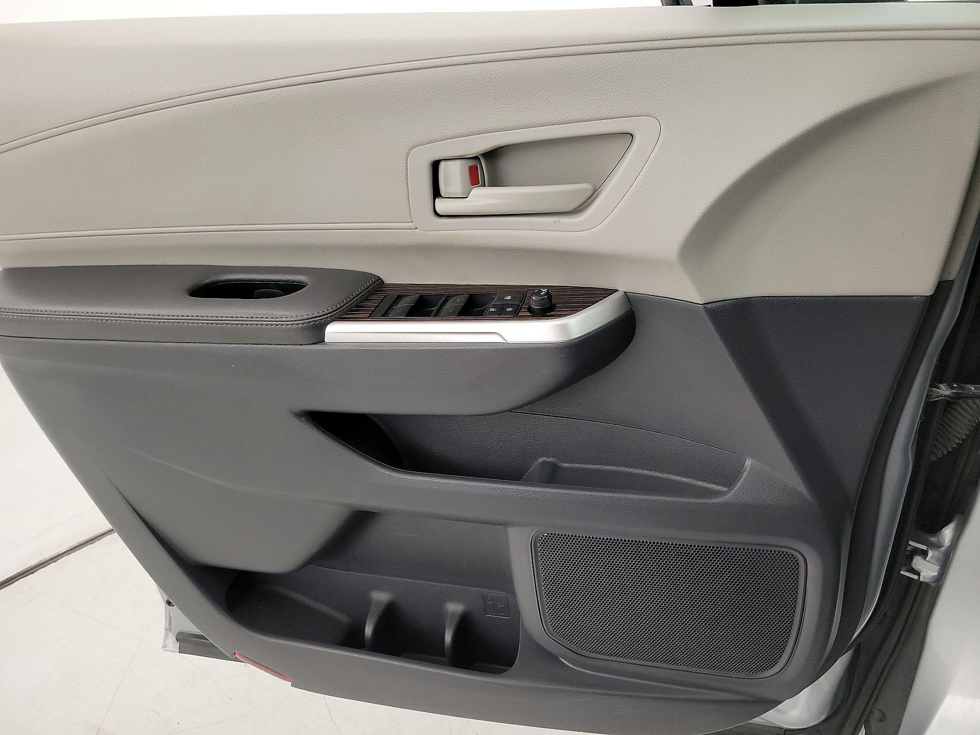 Thumbnail: 2022 Toyota Sienna - 12
