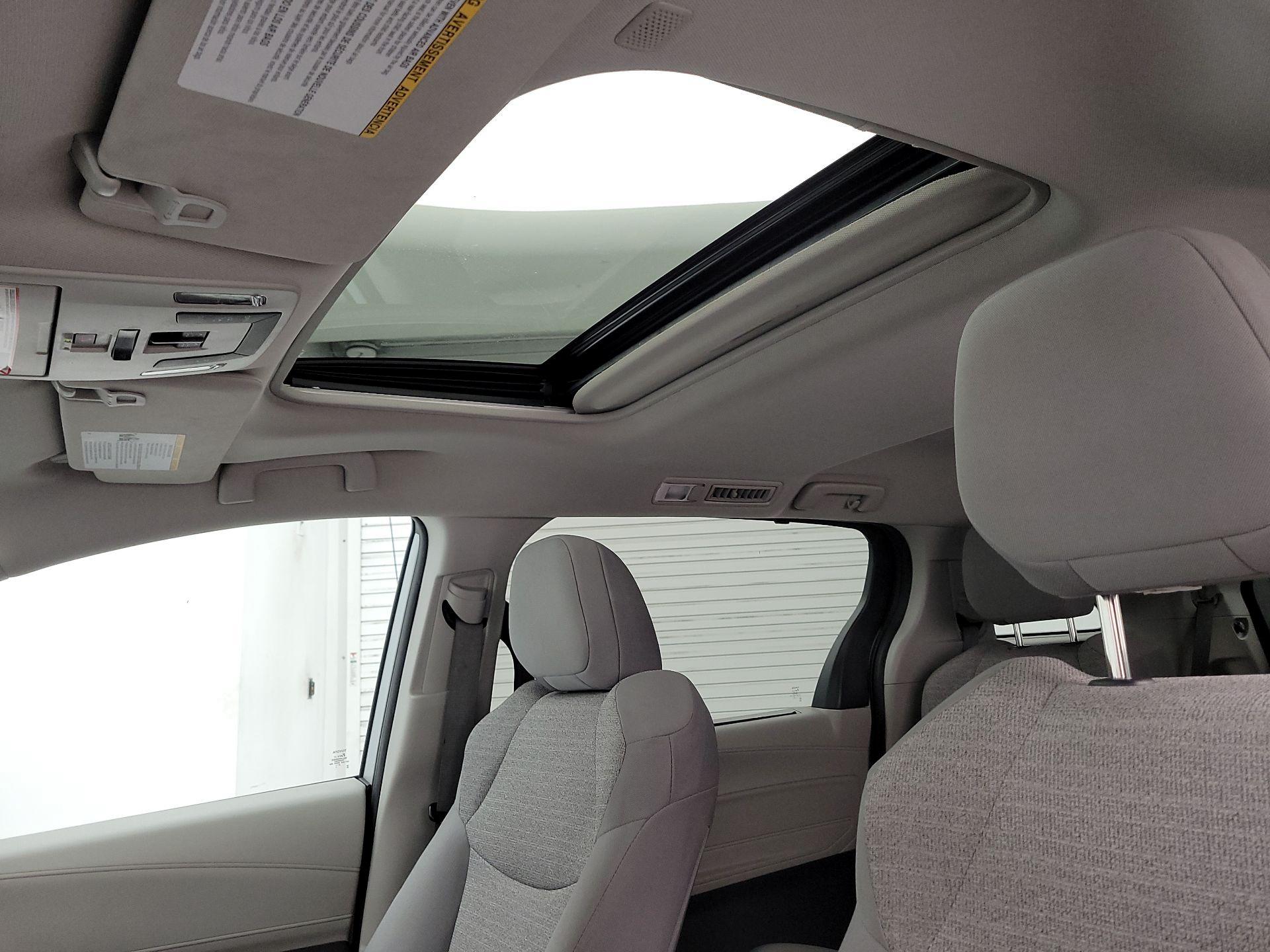 Thumbnail: 2022 Toyota Sienna - 19