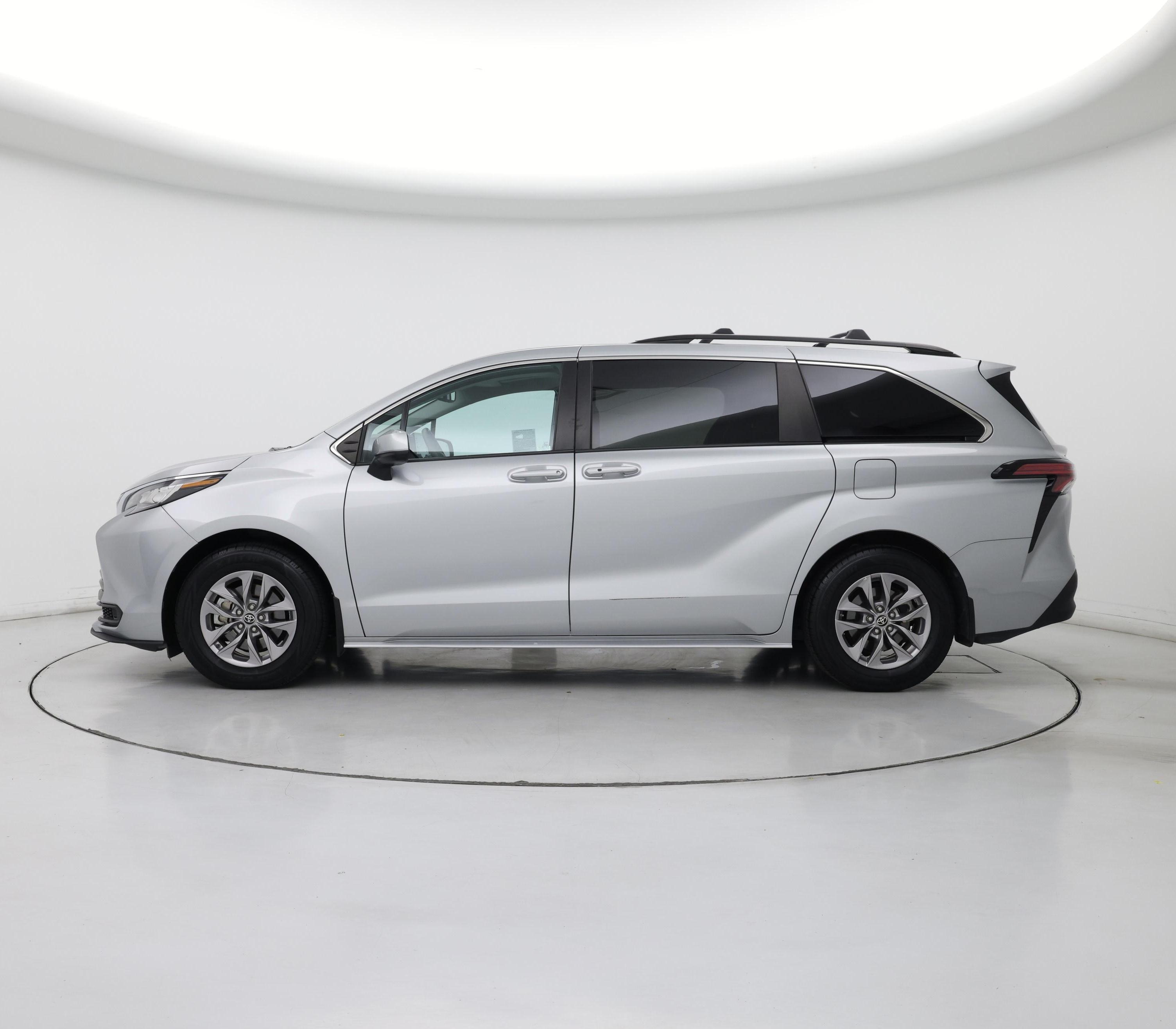 Thumbnail: 2022 Toyota Sienna - 3