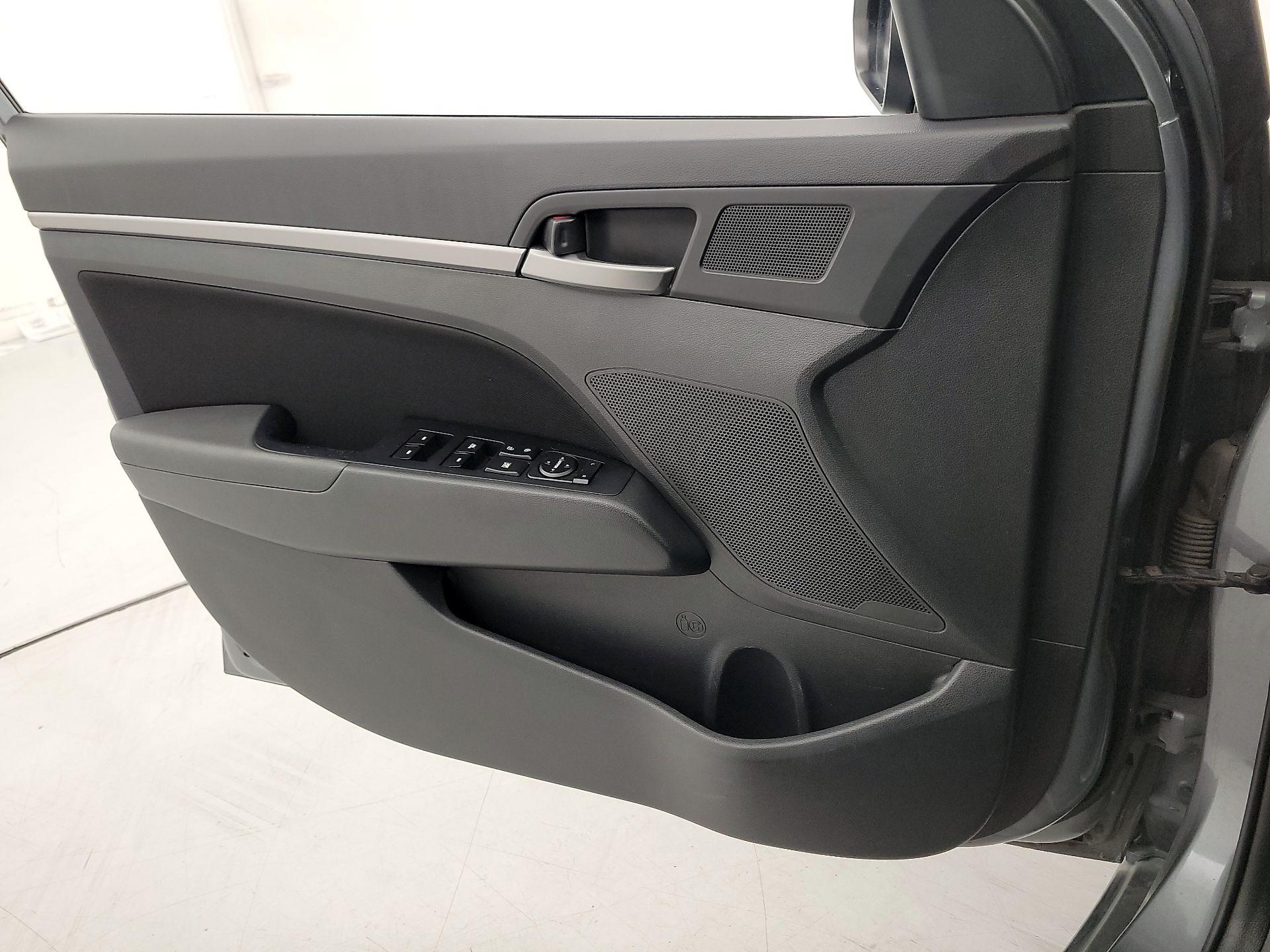 Thumbnail: 2017 Hyundai Elantra - 12