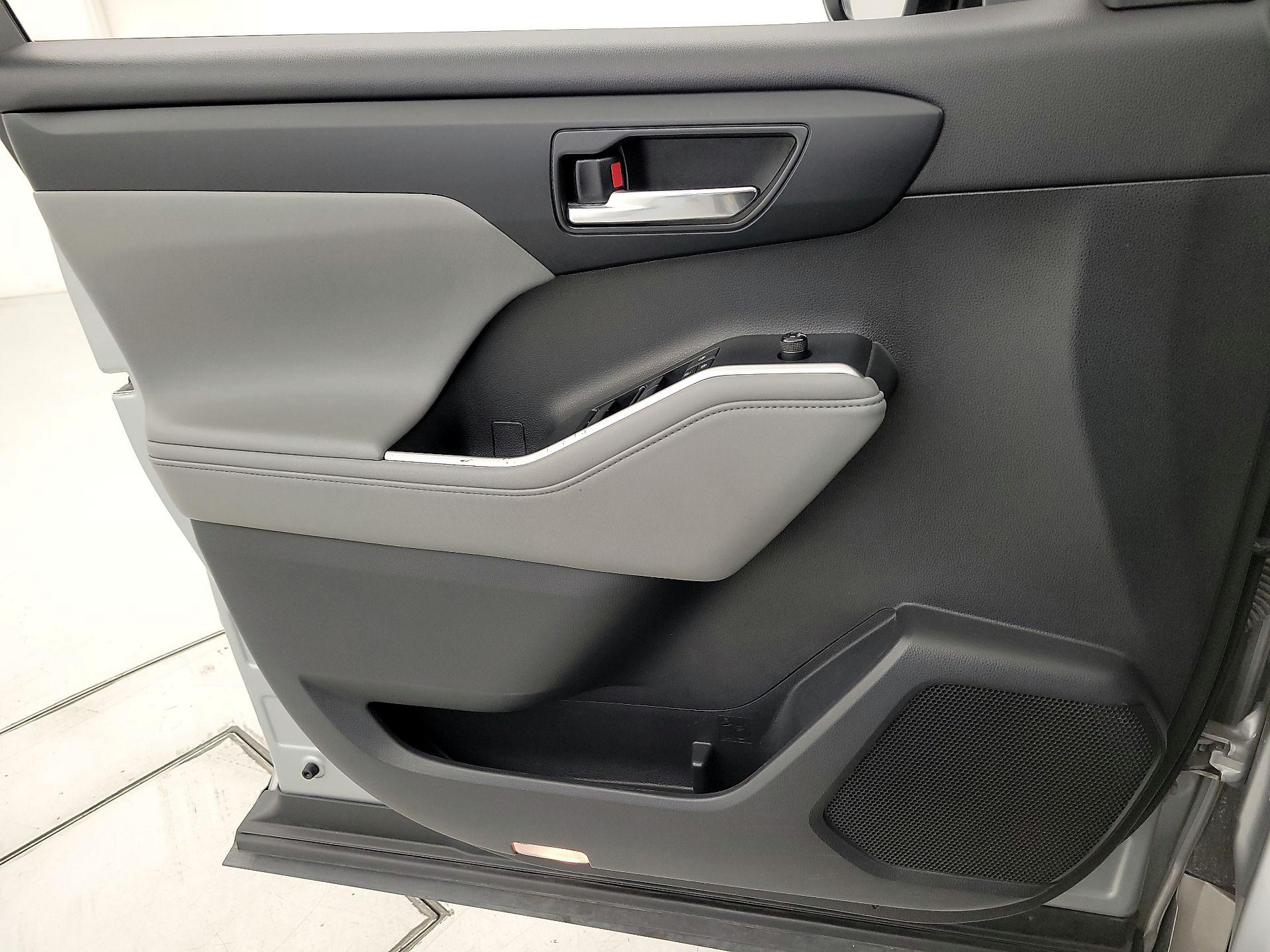 Thumbnail: 2020 Toyota Highlander - 12