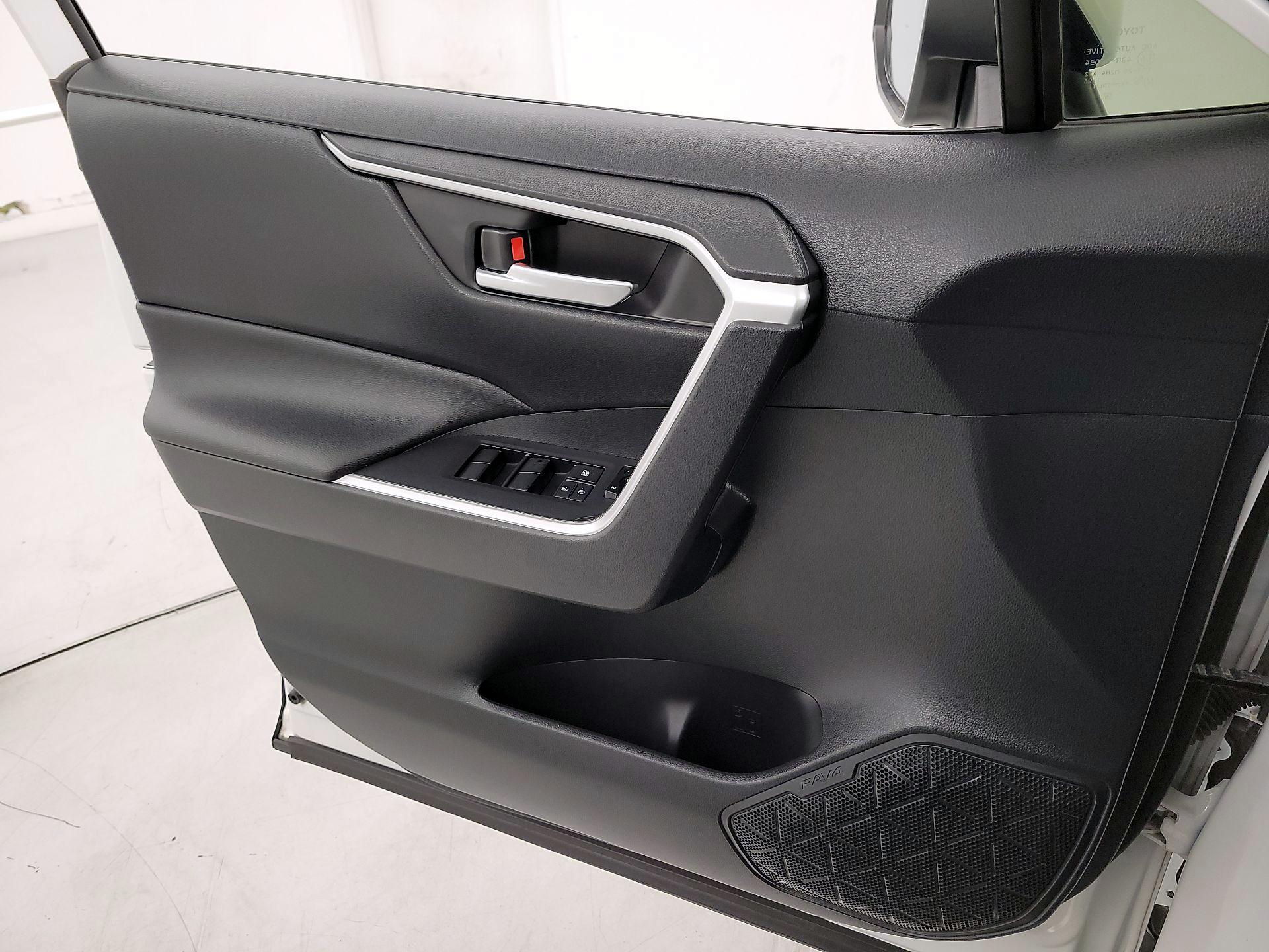 Thumbnail: 2019 Toyota RAV4 - 12