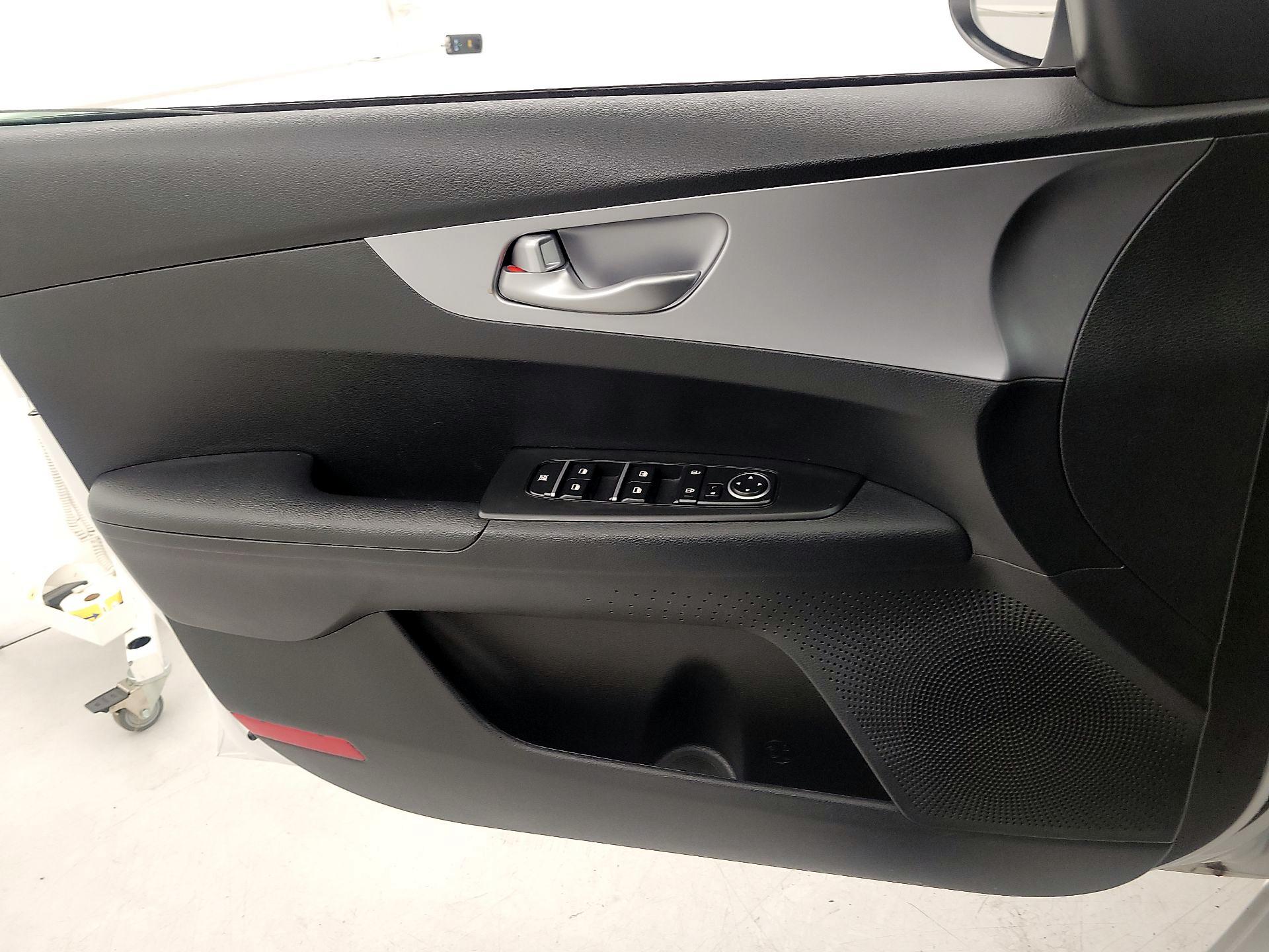Thumbnail: 2022 Kia Forte - 12