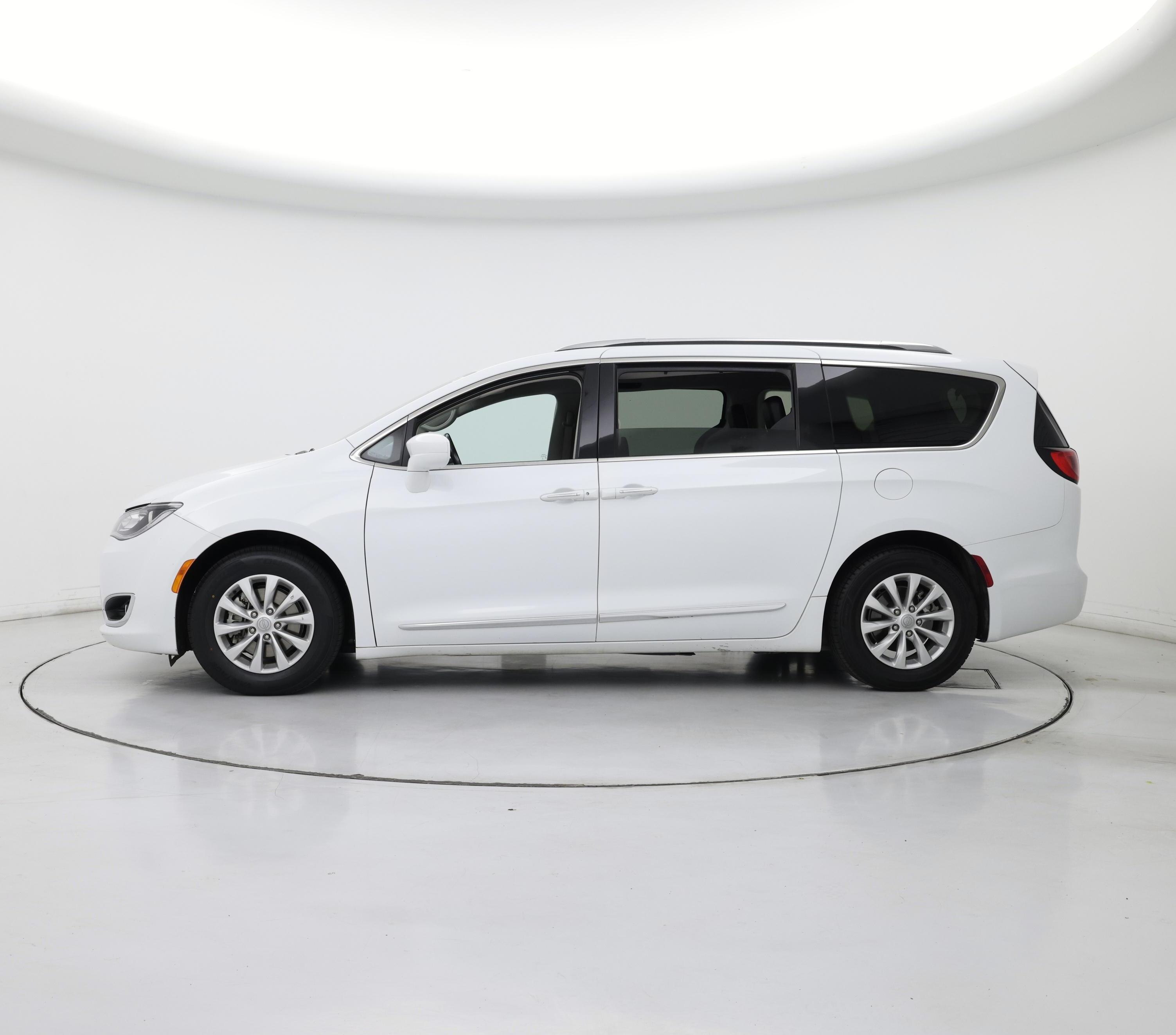 Thumbnail: 2019 Chrysler Pacifica - 3