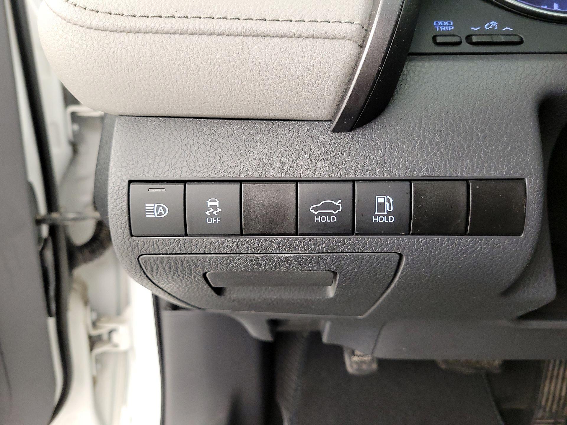 Thumbnail: 2019 Toyota Camry - 13