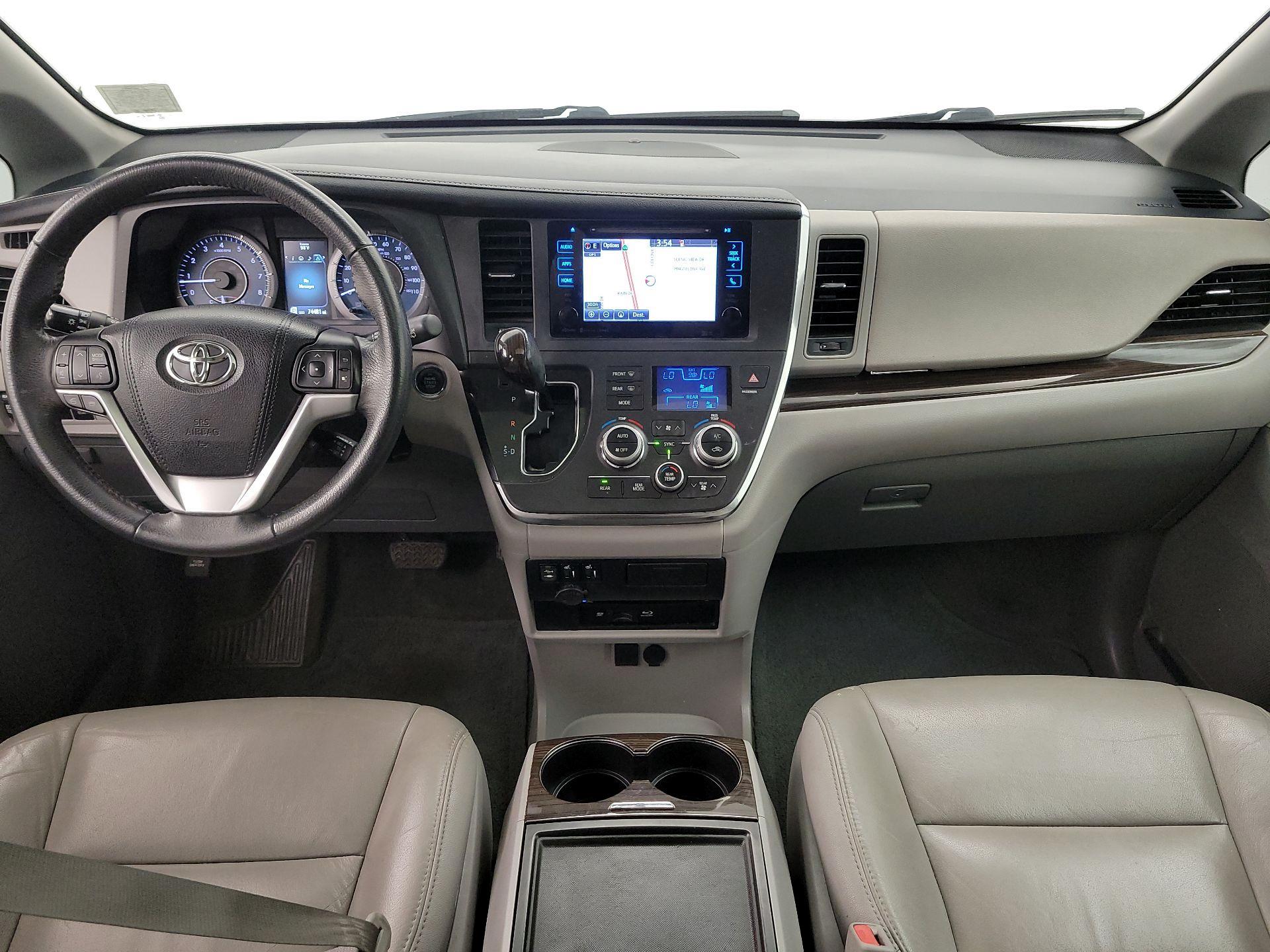 Thumbnail: 2017 Toyota Sienna - 9