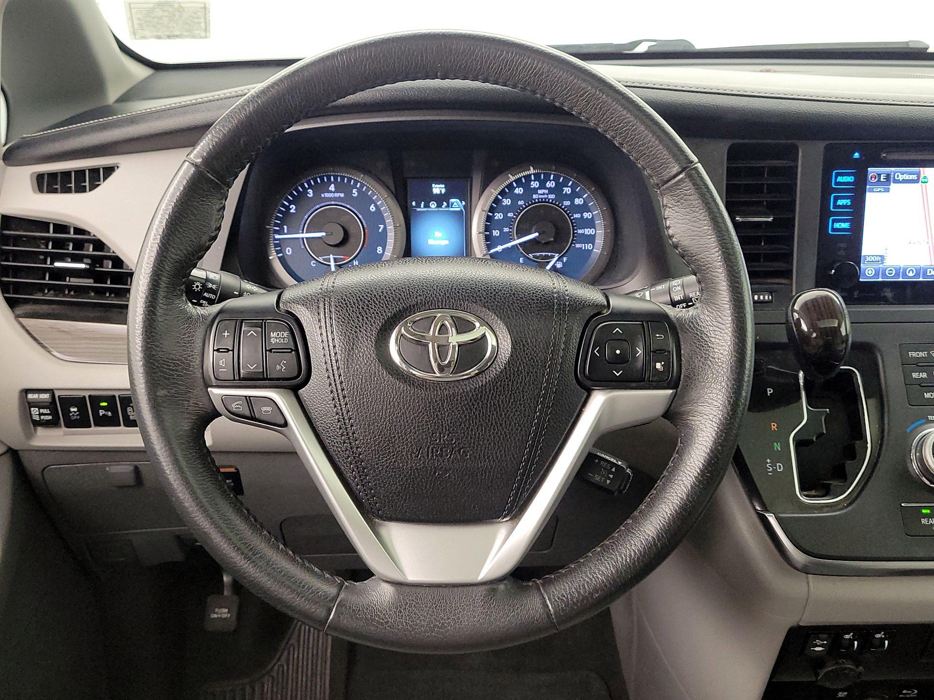 Thumbnail: 2017 Toyota Sienna - 10