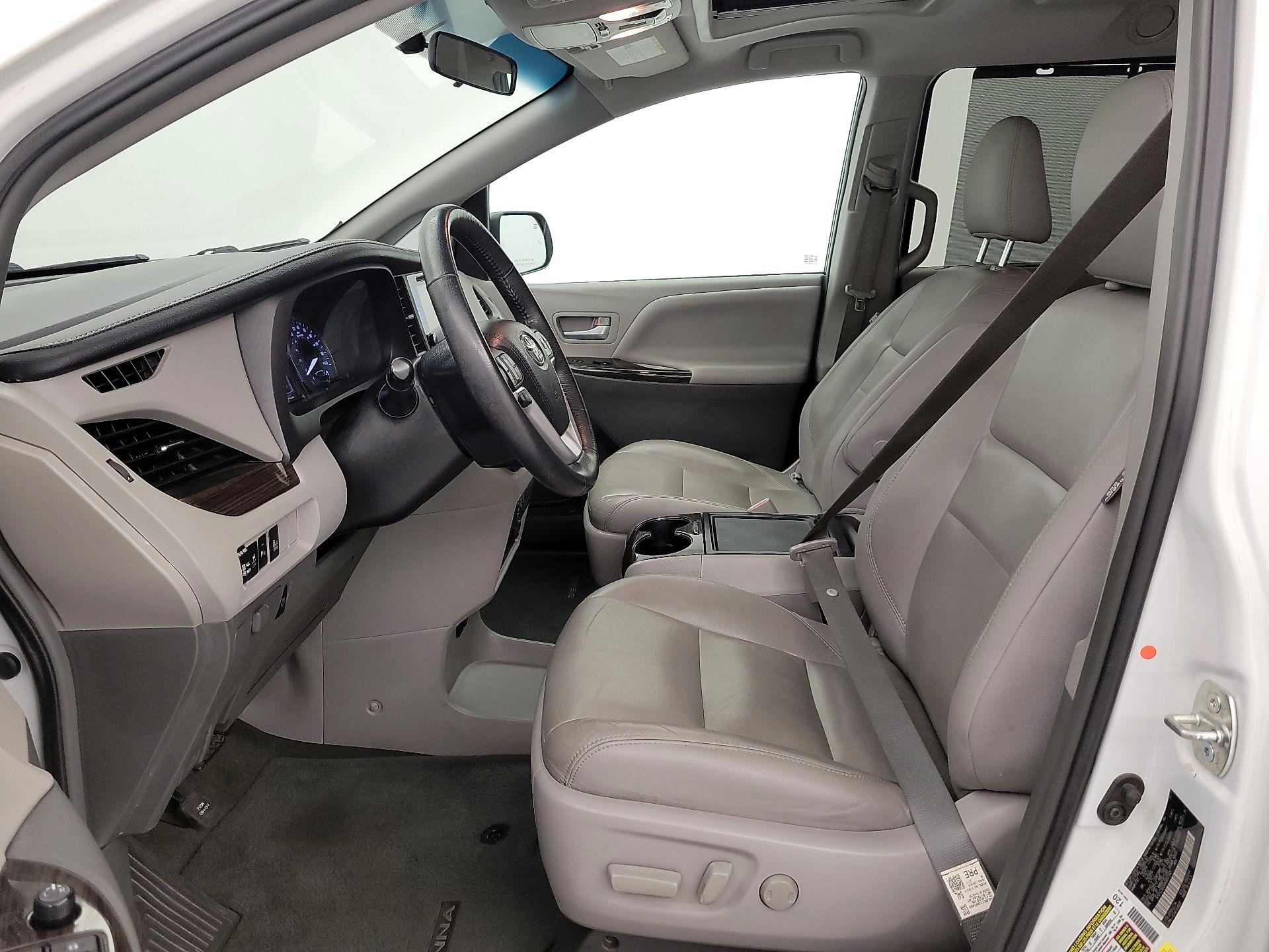Thumbnail: 2017 Toyota Sienna - 11