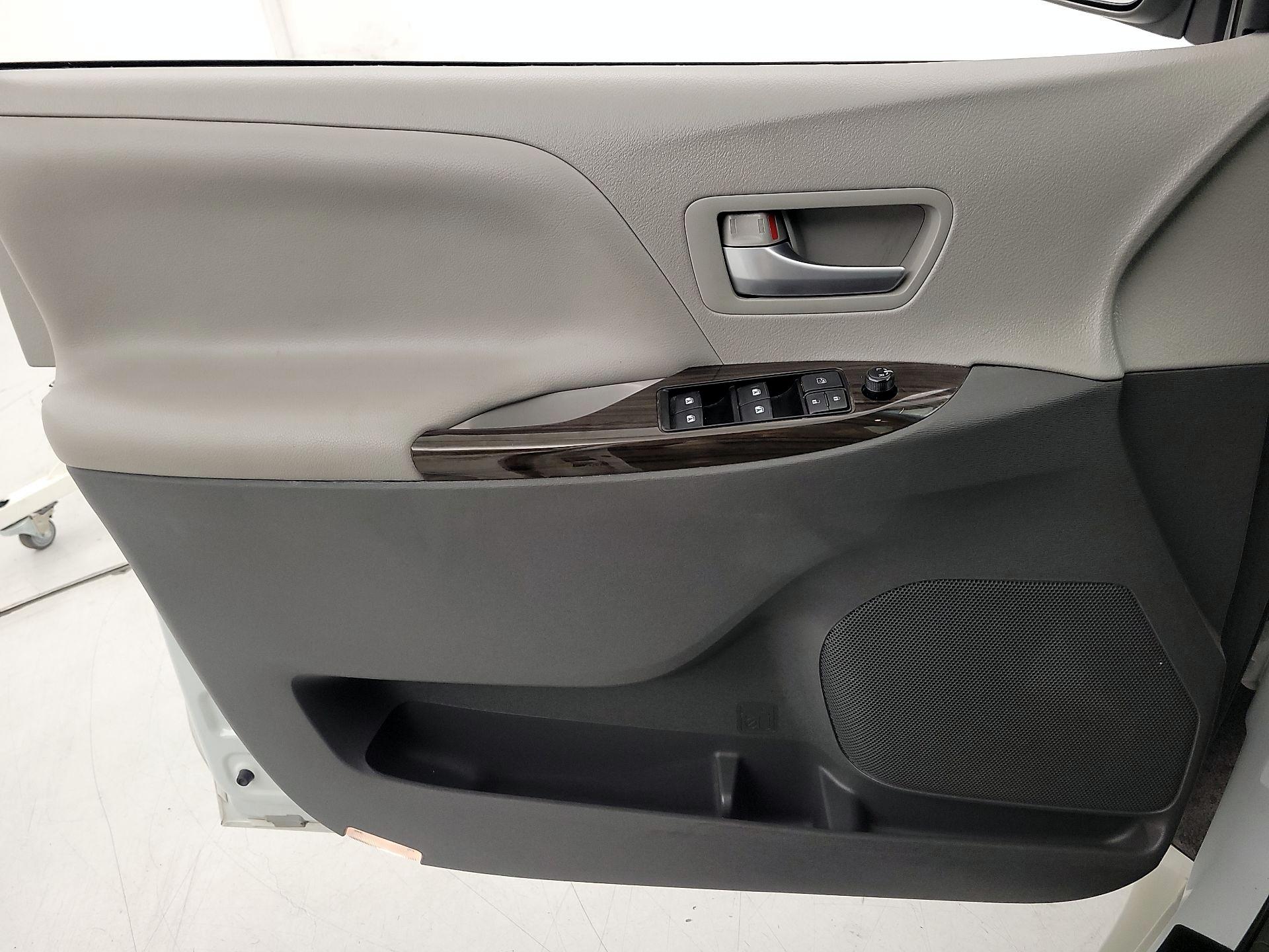 Thumbnail: 2017 Toyota Sienna - 12