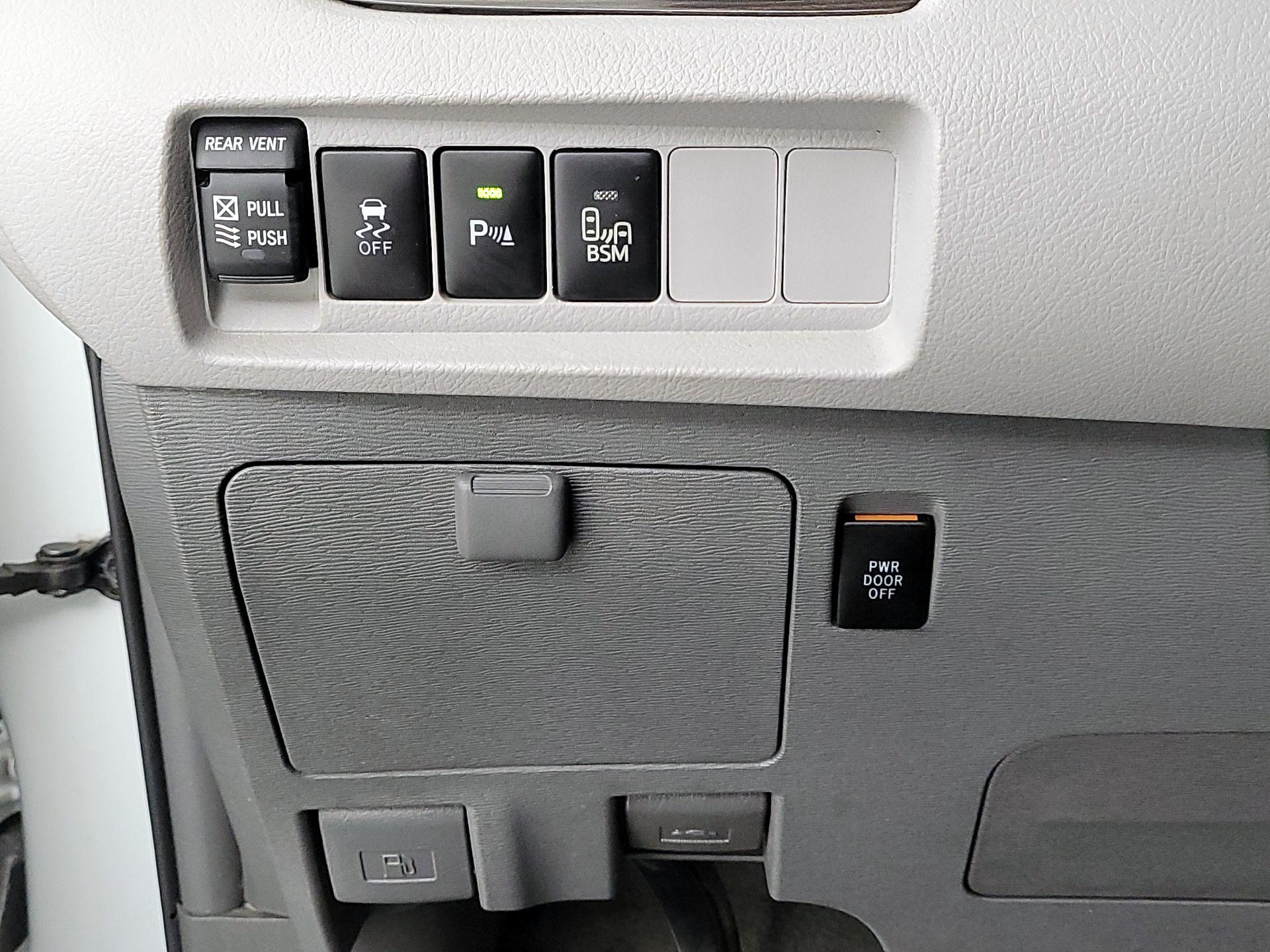 Thumbnail: 2017 Toyota Sienna - 13
