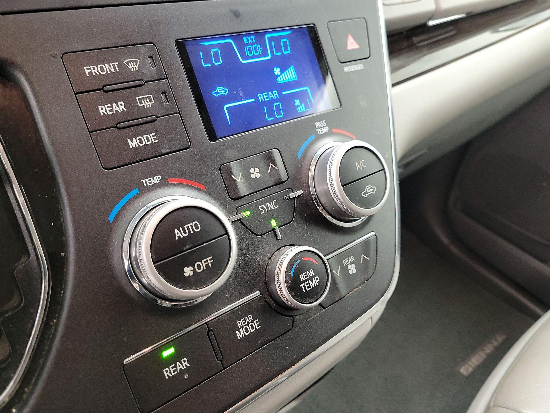 Thumbnail: 2017 Toyota Sienna - 17